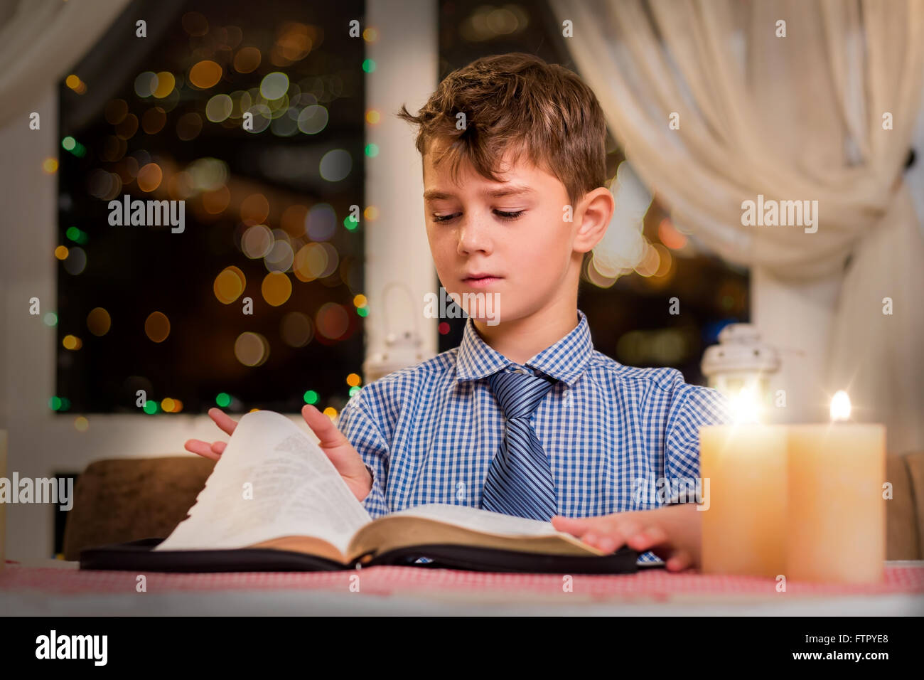 Ragazzo girando le pagine del libro. Foto Stock