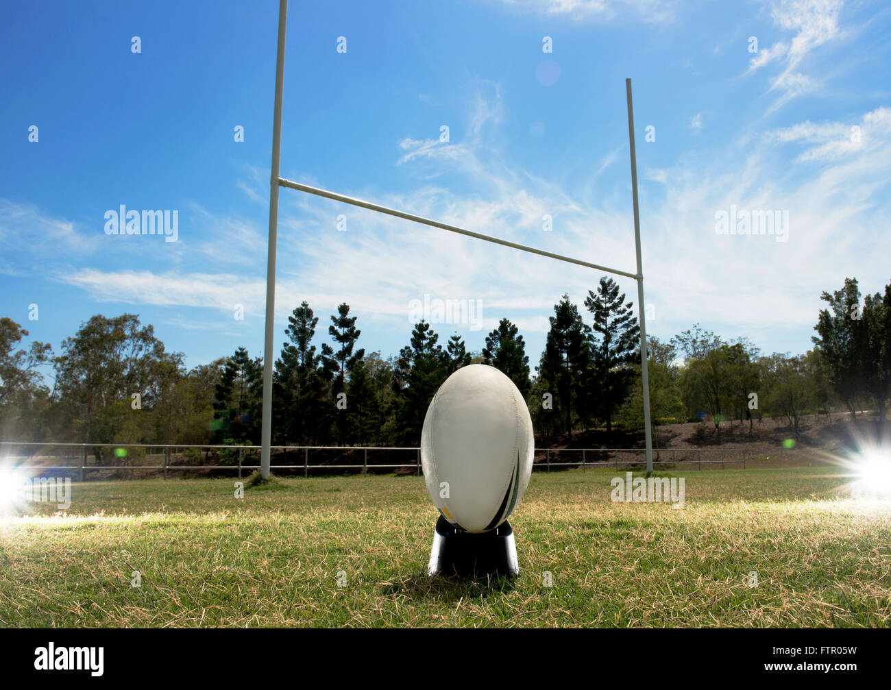 Pallone da rugby di fronte pali. Foto Stock
