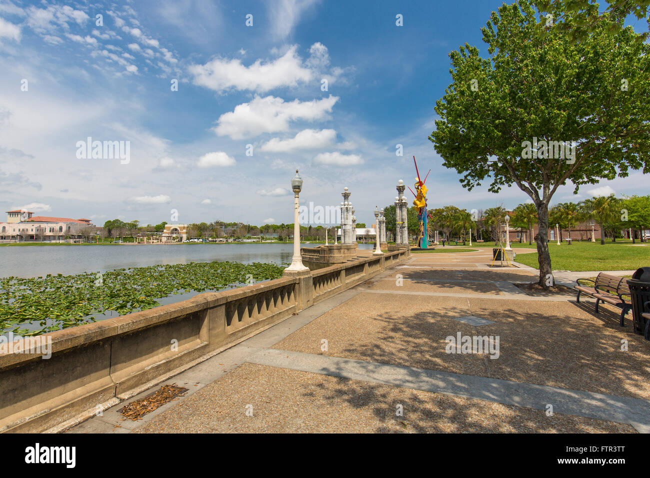Pubblico a piedi intorno al lago di specchio in Lakeland FLorida Foto Stock