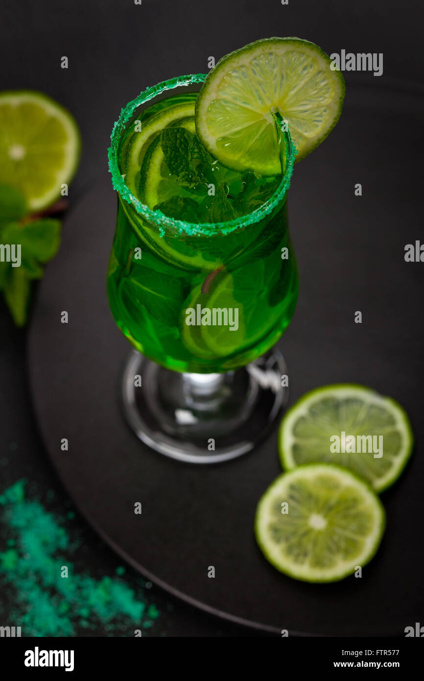 Lime e foglie di menta verde, la Vodka Drink Foto Stock