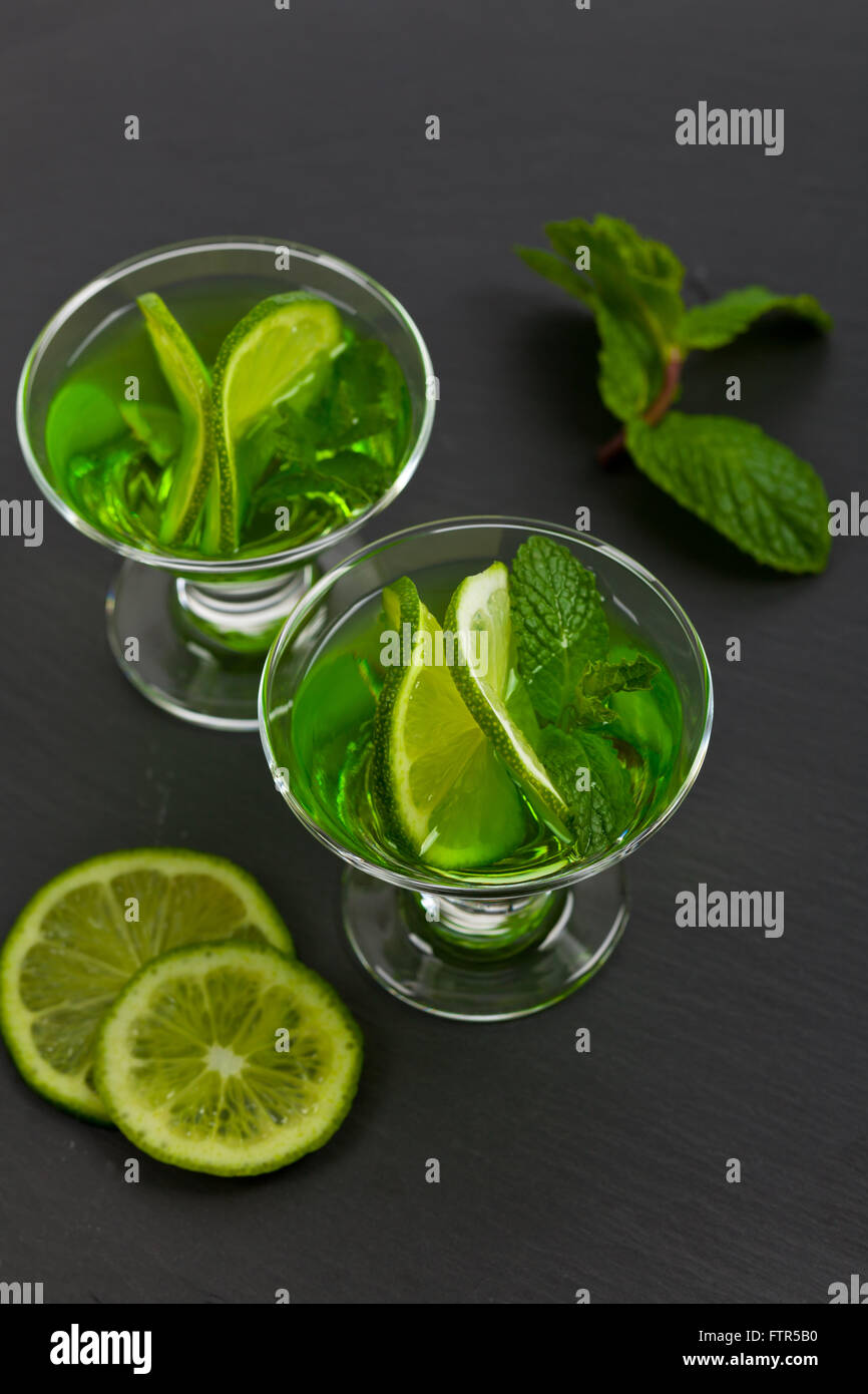 Lime e foglie di menta verde, la Vodka Drink Foto Stock