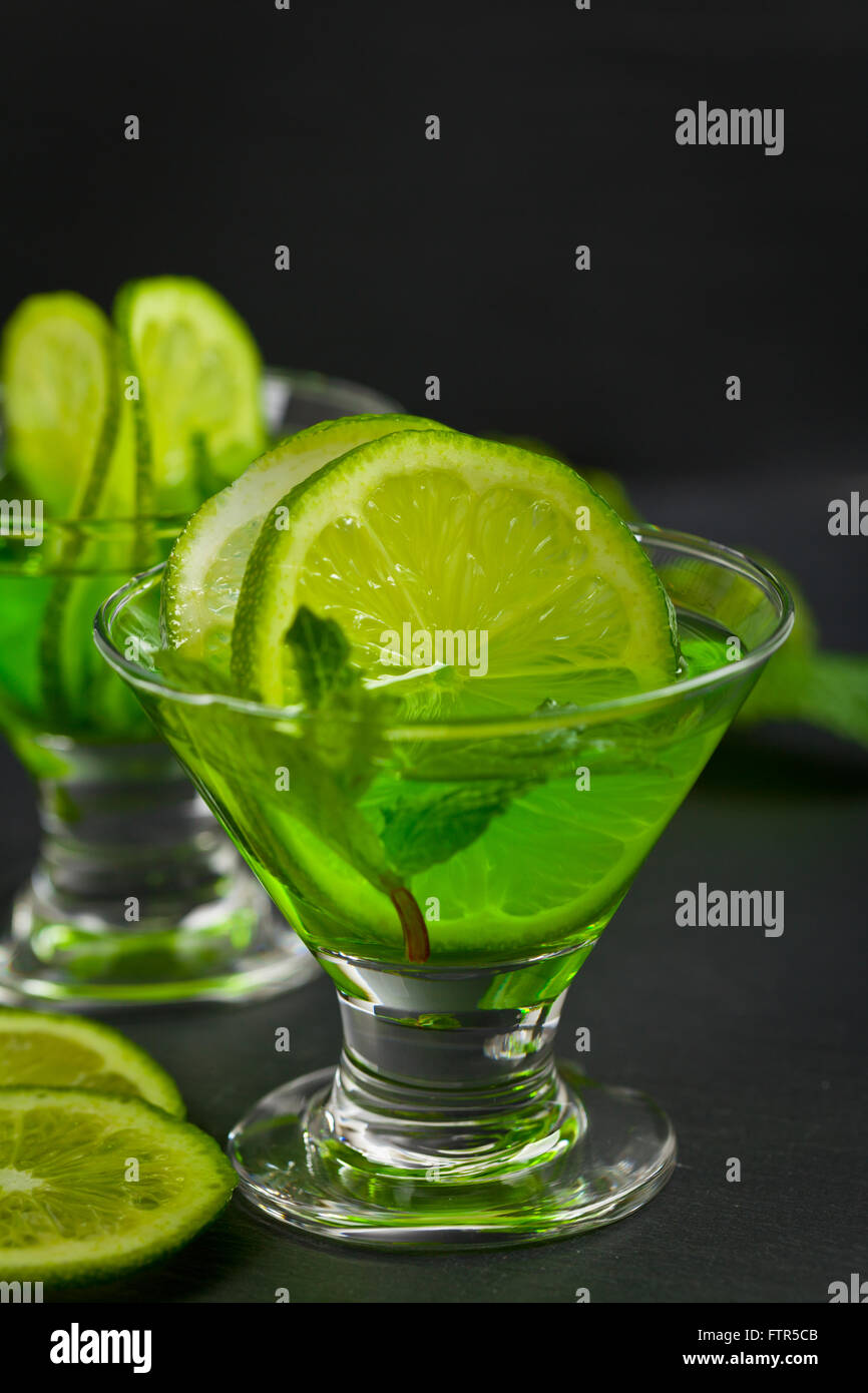 Lime e foglie di menta verde, la Vodka Drink Foto Stock