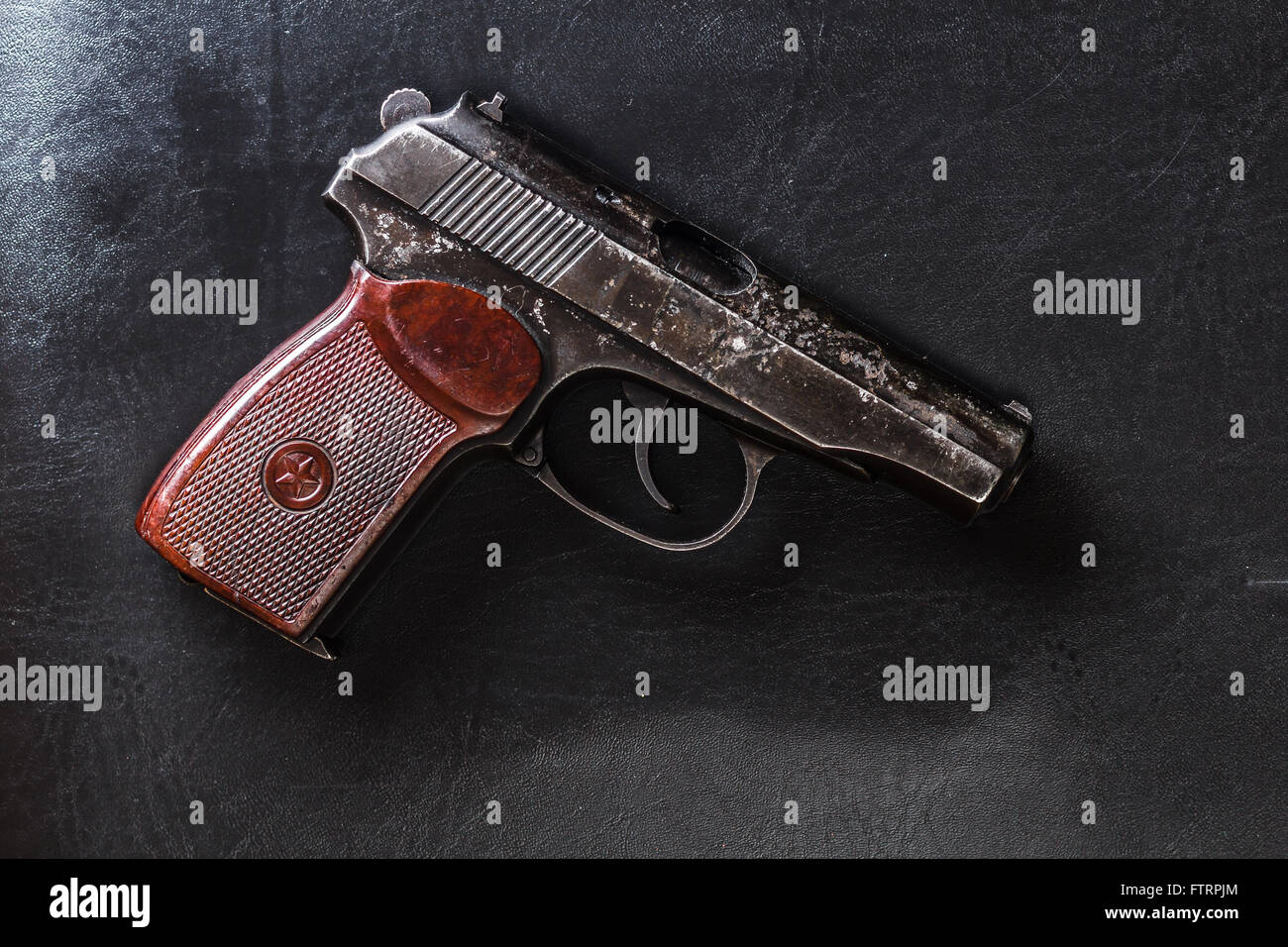 Pistola semi-automatica sulla pelle nera Foto Stock