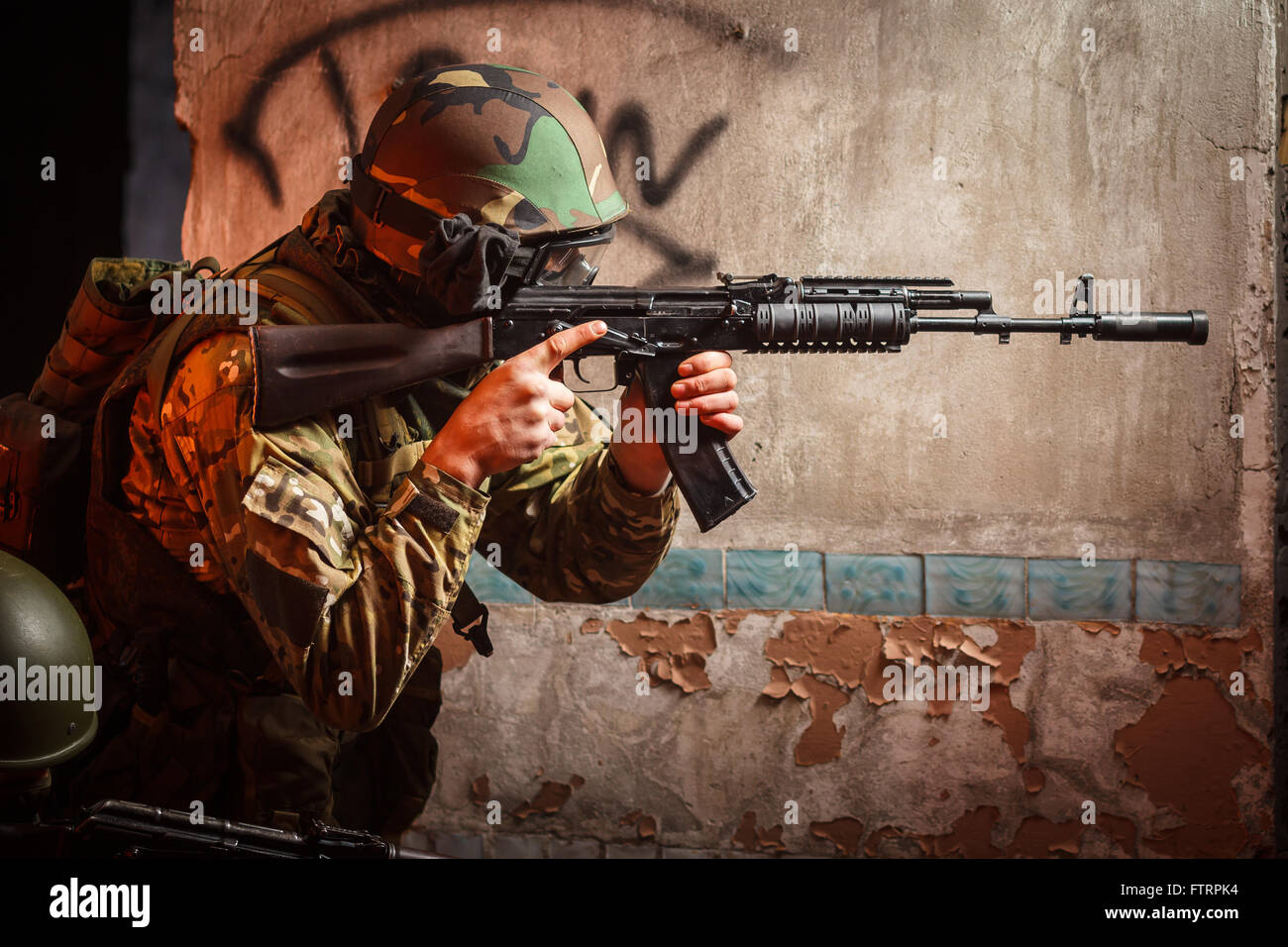 Soldato con il russo mitragliatrice in edificio abbandonato Foto Stock
