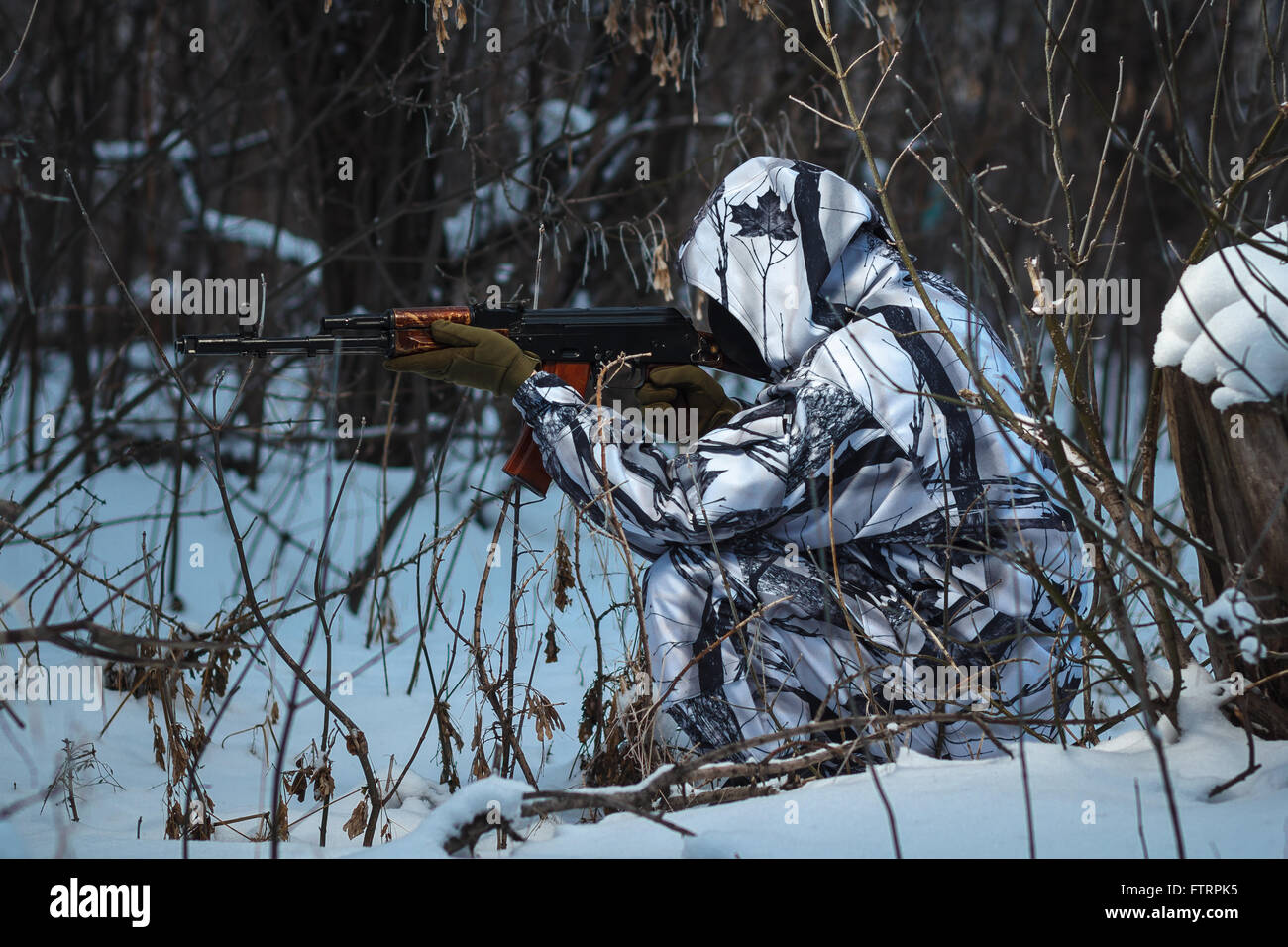 Soldato con il russo mitragliatrice nella neve Foto Stock