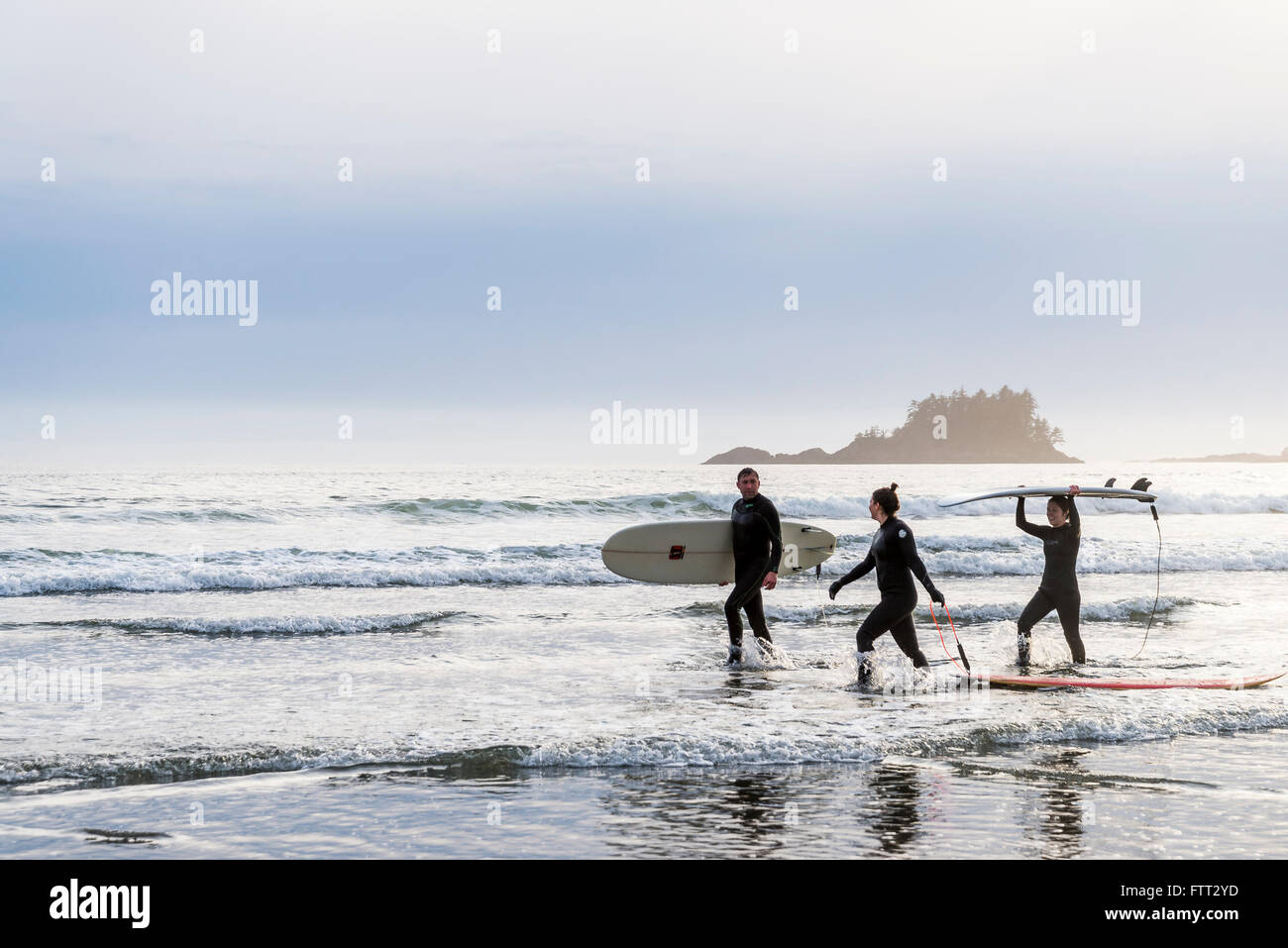 Persone con tavole da surf, Chesterman Beach, Tofino, British Columbia, Canada Foto Stock
