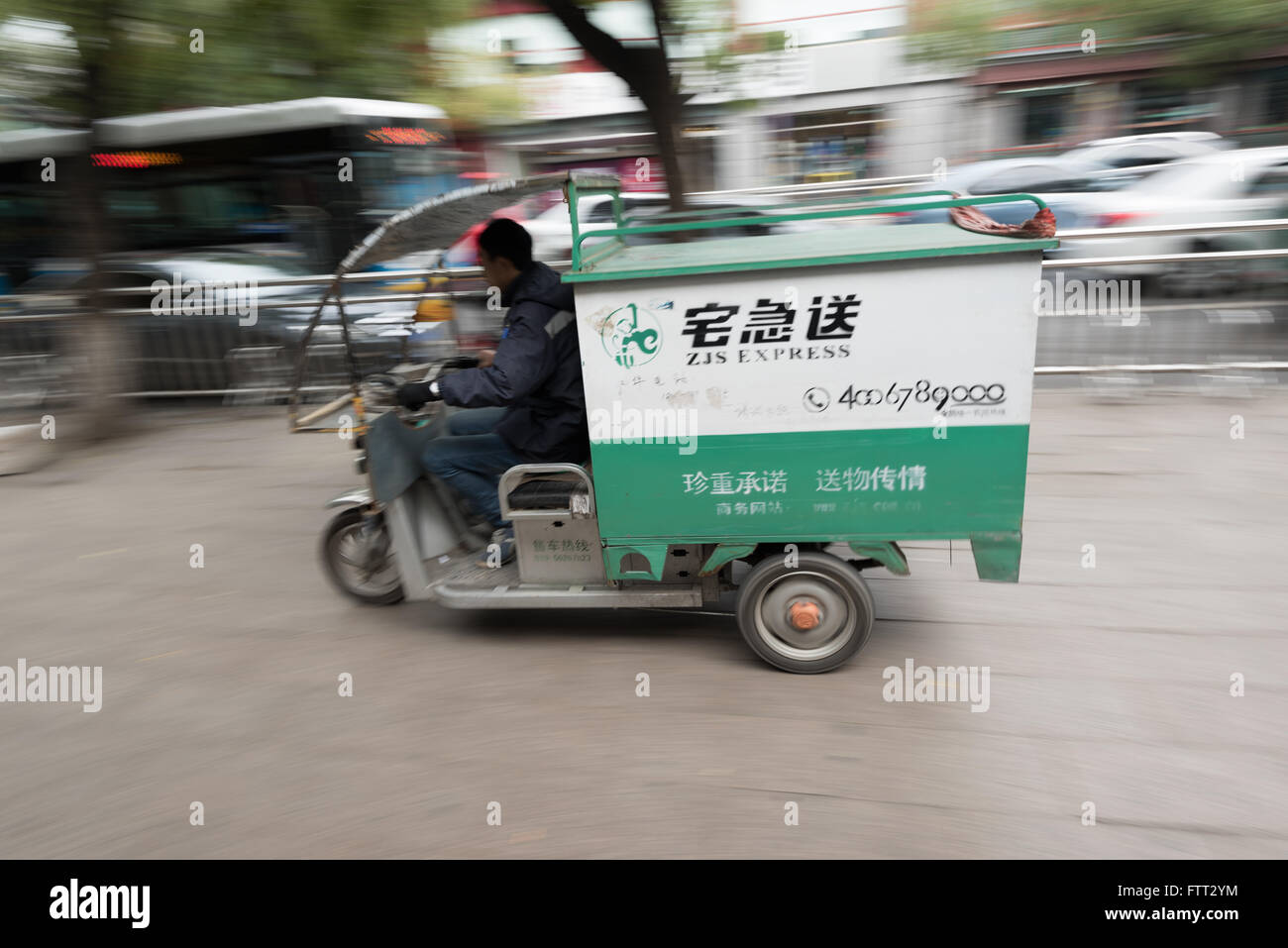 Pechino, Cina - 25 Ottobre 2015: Locale corriere a Pechino, erogazione di beni con un veicolo elettrico Foto Stock