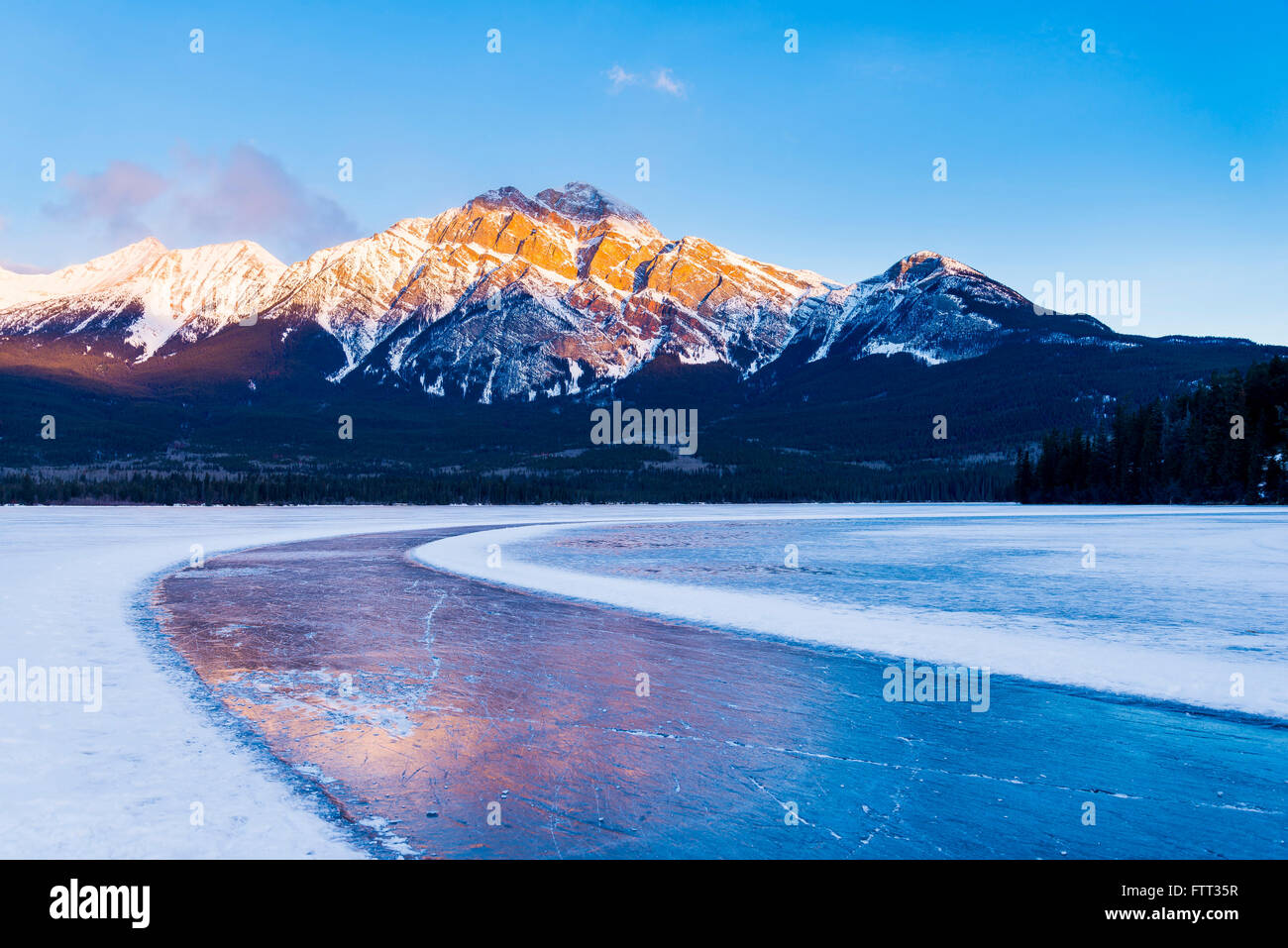 Pattinaggio sul ghiaccio via, Lago Piramide in inverno, il Parco Nazionale di Jasper, Alberta, Canada Foto Stock