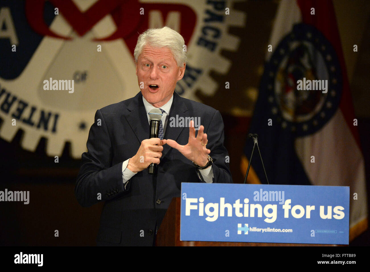 Bridgeton, MO, Stati Uniti d'America - 08 Marzo 2016: l'ex presidente Bill Clinton parla con i sostenitori della Hillary Clinton. Foto Stock