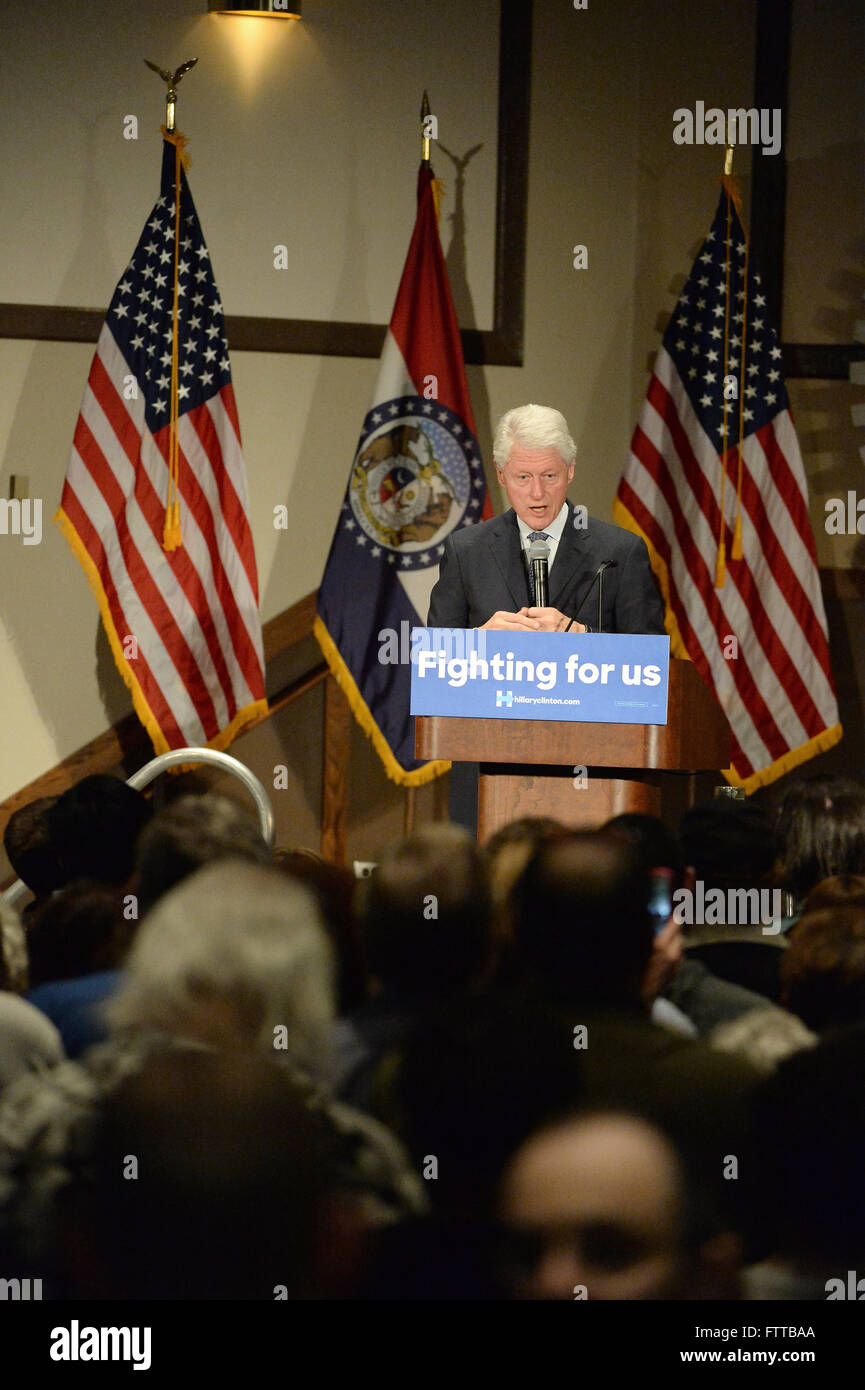 Bridgeton, MO, Stati Uniti d'America - 08 Marzo 2016: l'ex presidente Bill Clinton parla con i sostenitori della Hillary Clinton. Foto Stock