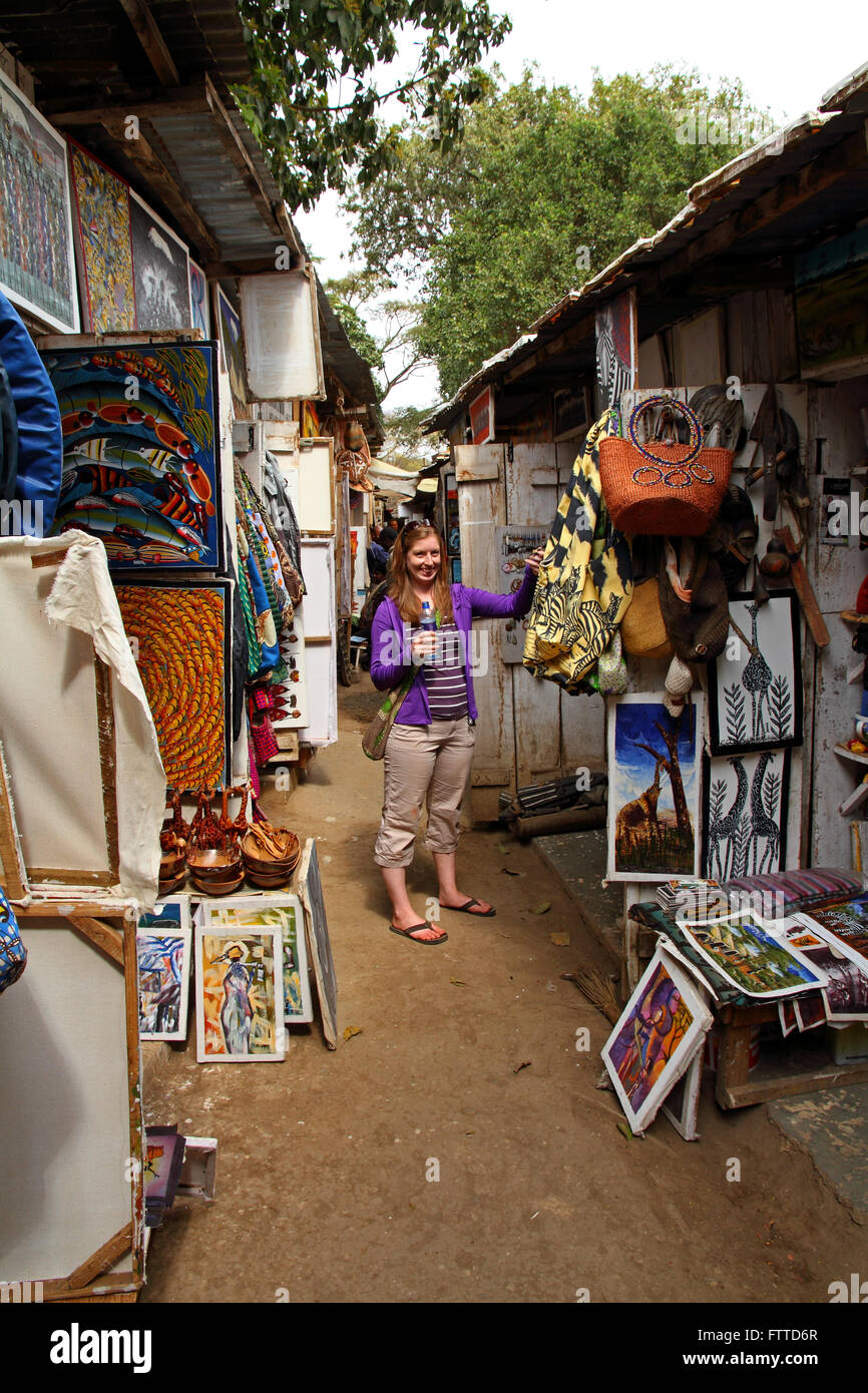 Una donna bianca eccitato shopping in un mercato africano Foto Stock