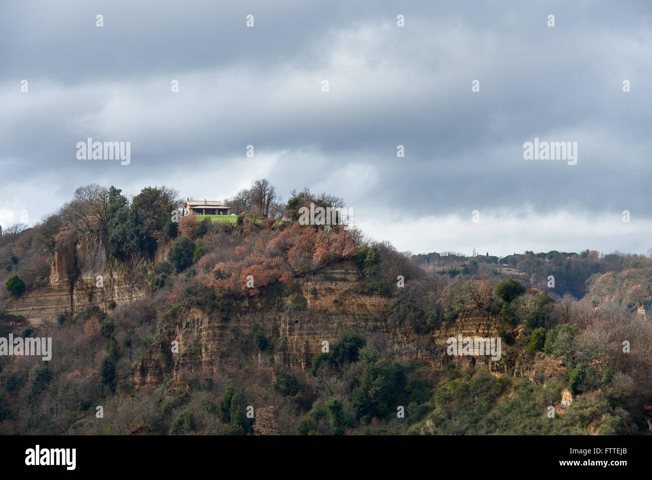 Casa alla sommità di una collina nei pressi della Civita di Bagnoregio Foto Stock