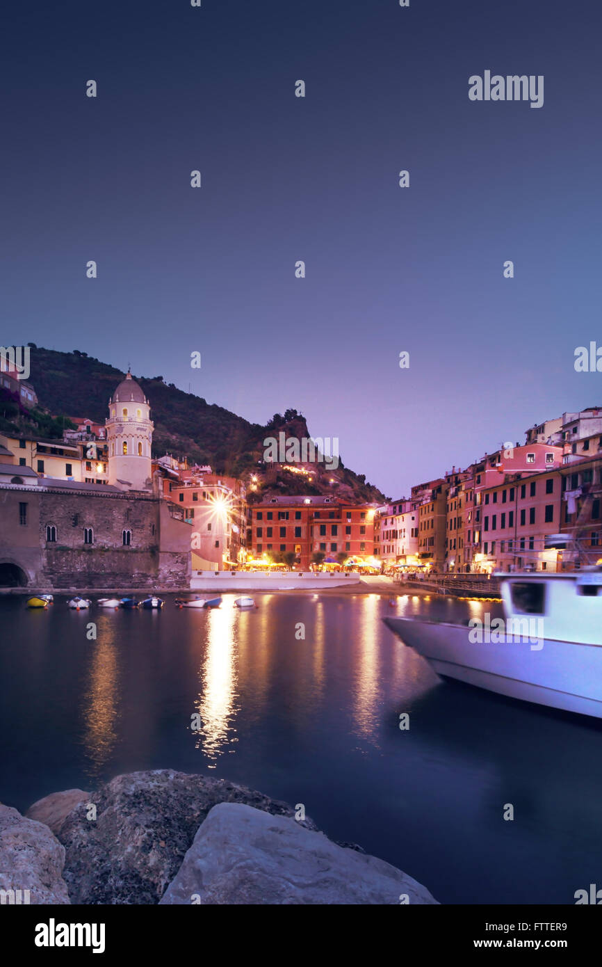 Vernazza, Cinque Terre, blu ora Foto Stock