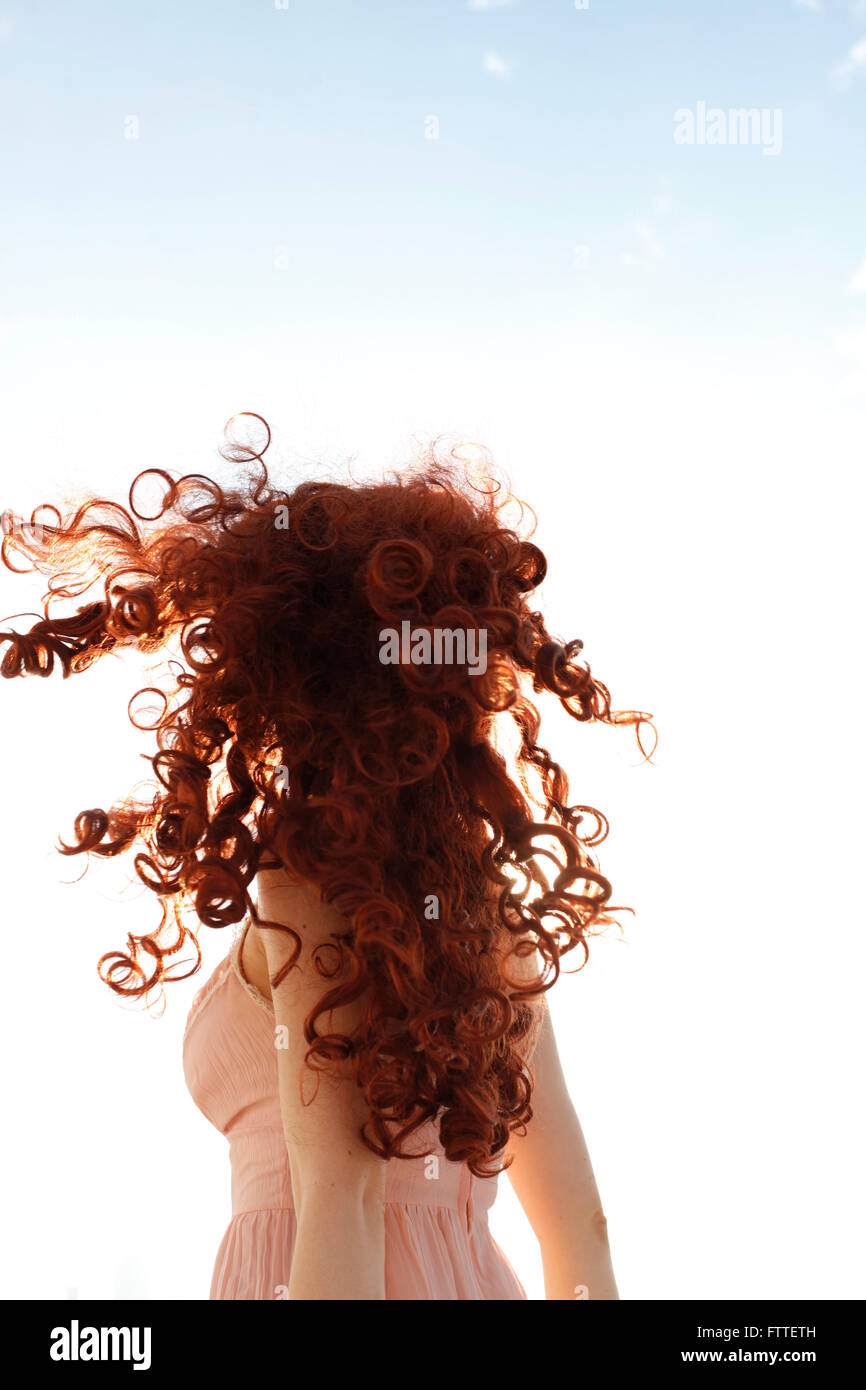Curly redhead donna girando Foto Stock