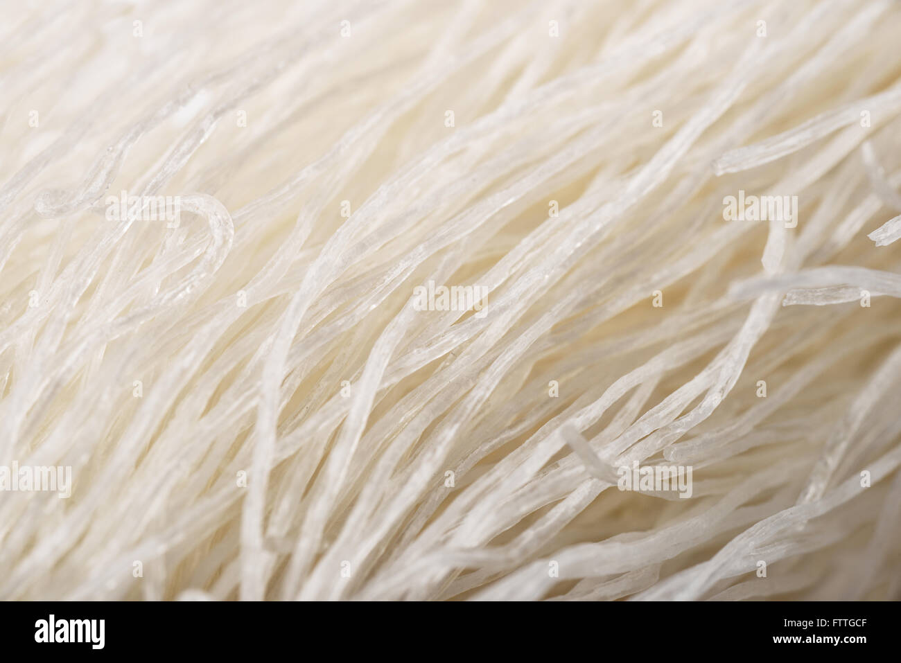 Chiusura del vetro cinese tagliatelle isolato su bianco Foto Stock