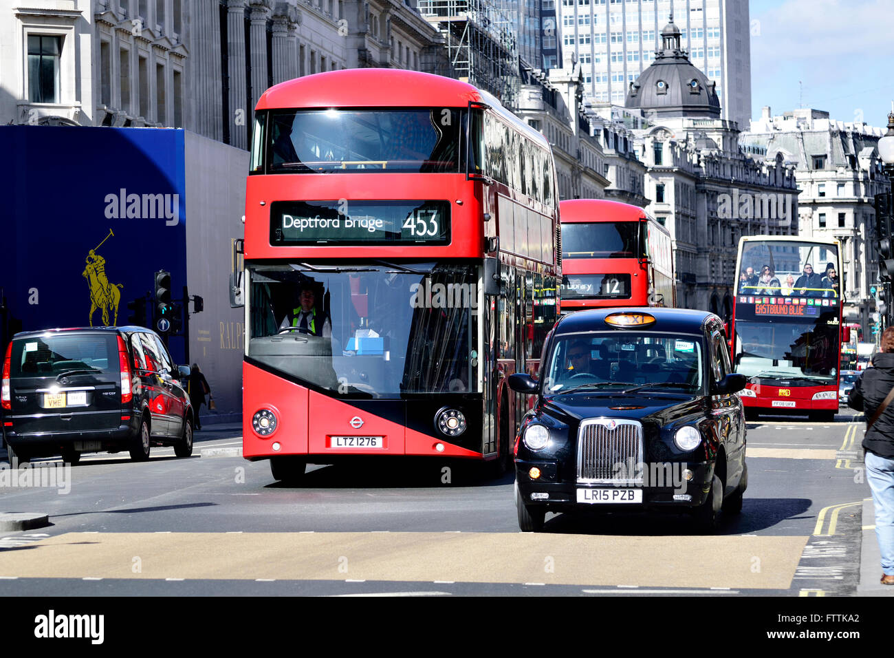 Londra, Inghilterra, Regno Unito. I taxi e gli autobus a due piani in Regent Street Foto Stock