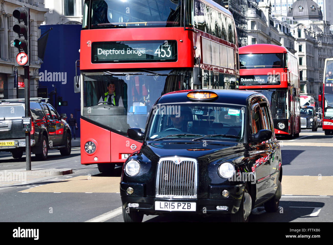 Londra, Inghilterra, Regno Unito. I taxi e gli autobus a due piani in Regent Street Foto Stock
