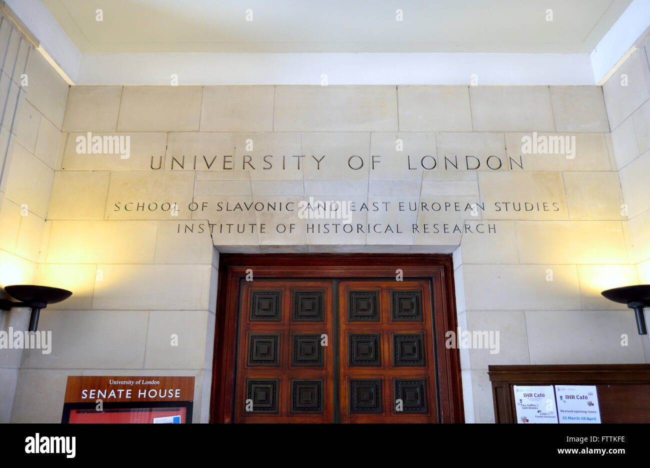 Londra, Inghilterra, Regno Unito. Senato e biblioteca, Università di Londra, Bloomsbury. Piano terra con ingresso. Scuola di lingua slava e E Foto Stock