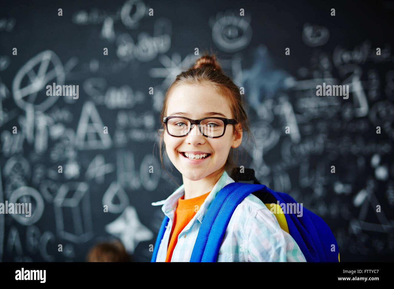 Schoolgirl in occhiali Foto Stock