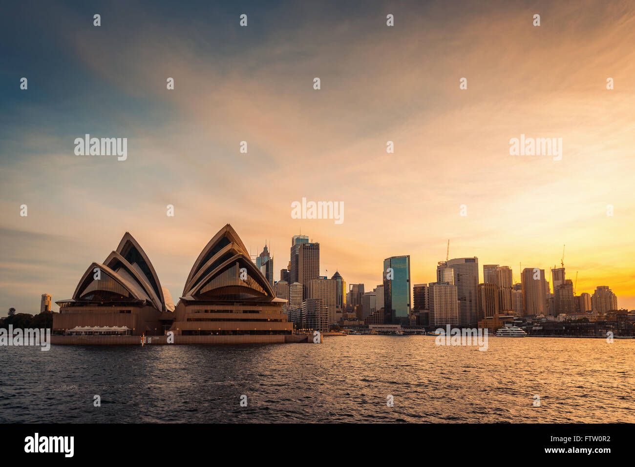 Sydney, Australia - 11 Novembre 2015: Opera House di Sydney city bihind al tramonto. Vista dal traghetto. Colore effetti tonificanti Foto Stock