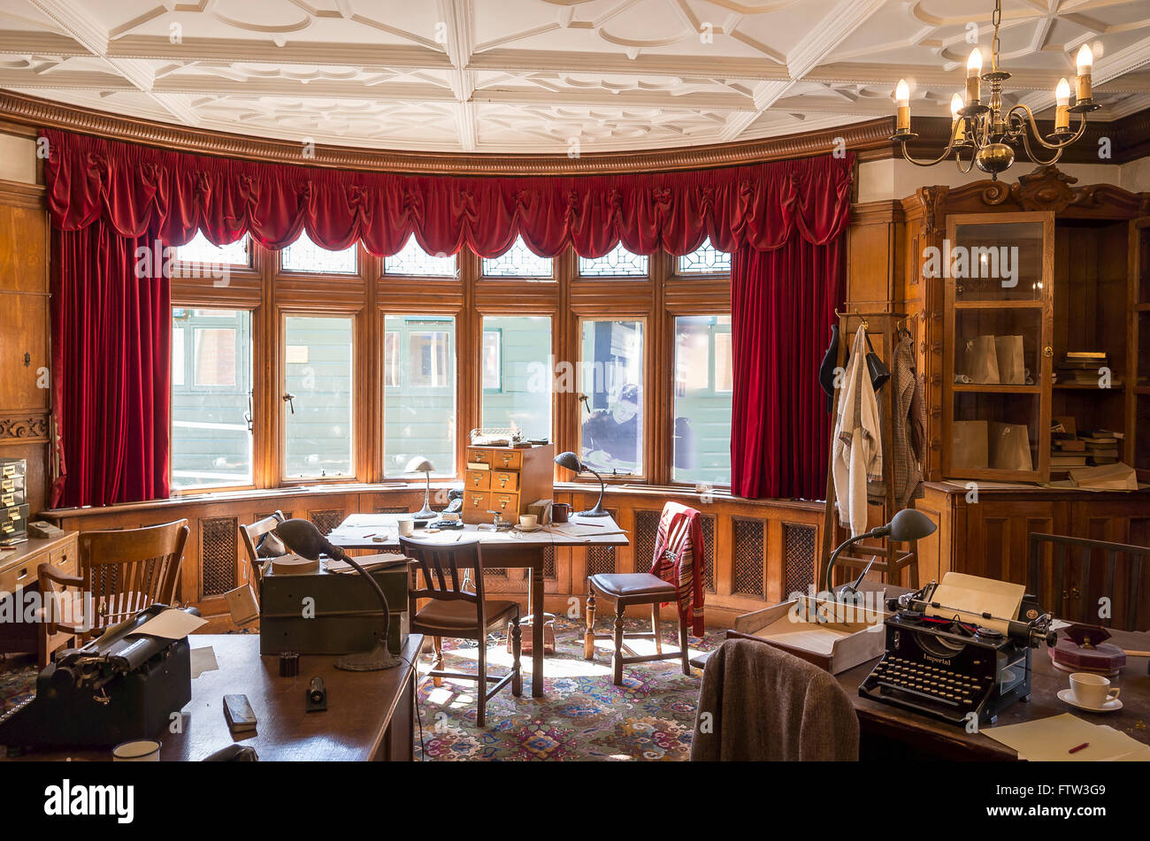Bletchley Park Mansion che mostra un ufficio arredato come sarebbe stato nella seconda guerra mondiale quando occupato dal famoso codice-interruttori automatici Foto Stock