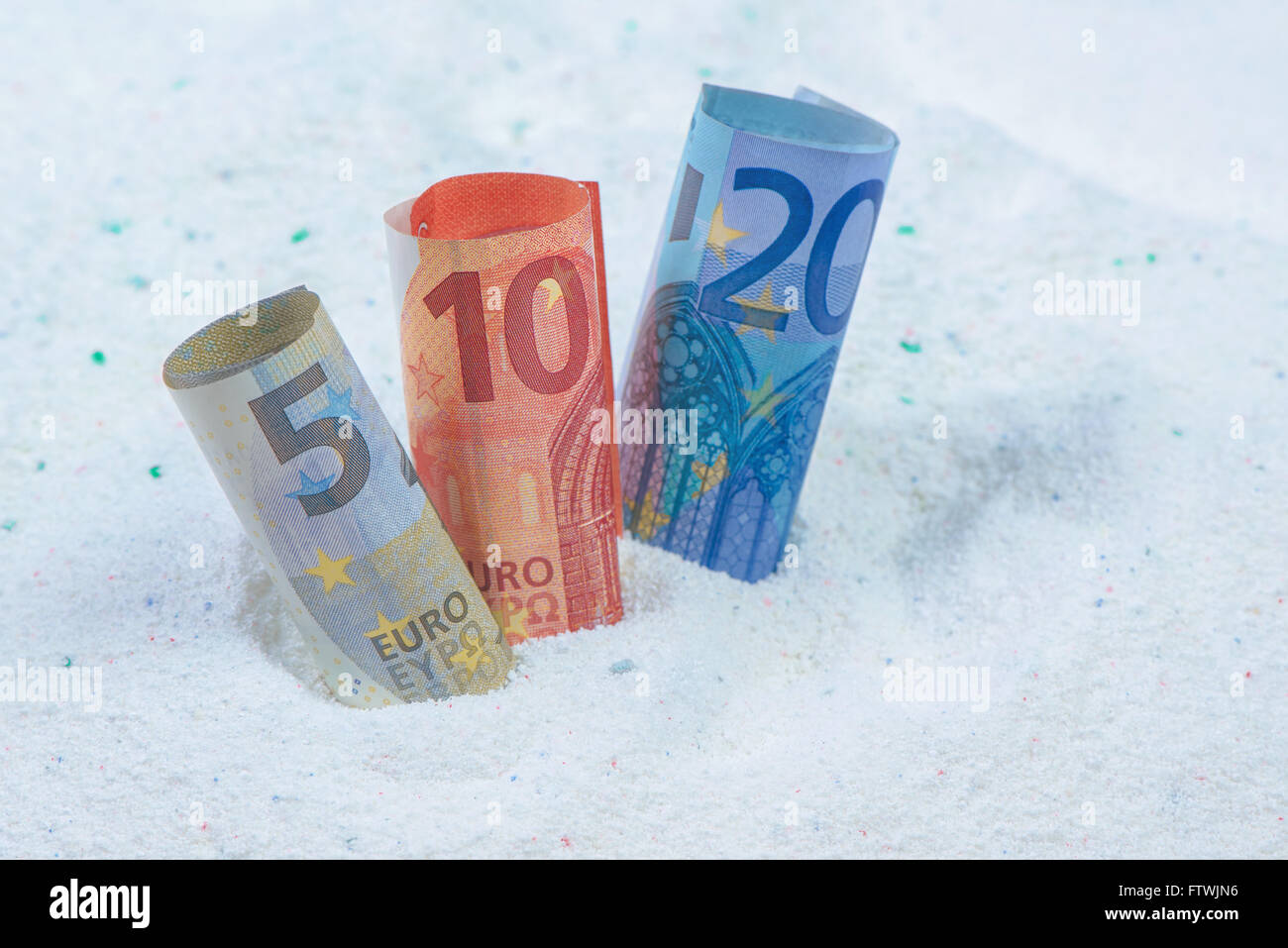Risparmio di denaro sulla qualità conveniente il detersivo in polvere, le banconote in euro in detergenti per bucato. Foto Stock