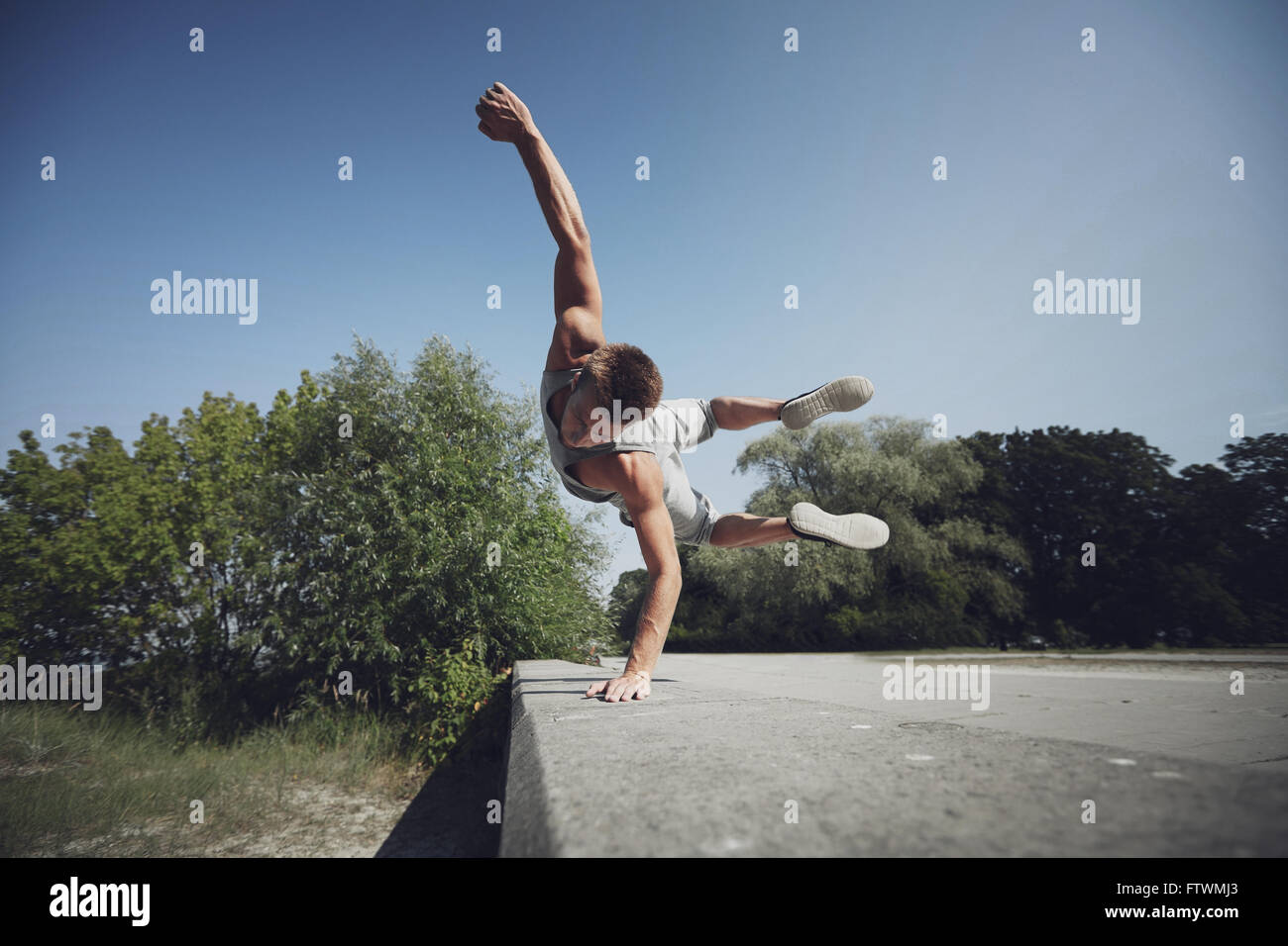 Sporty giovane jumping in estate park Foto Stock