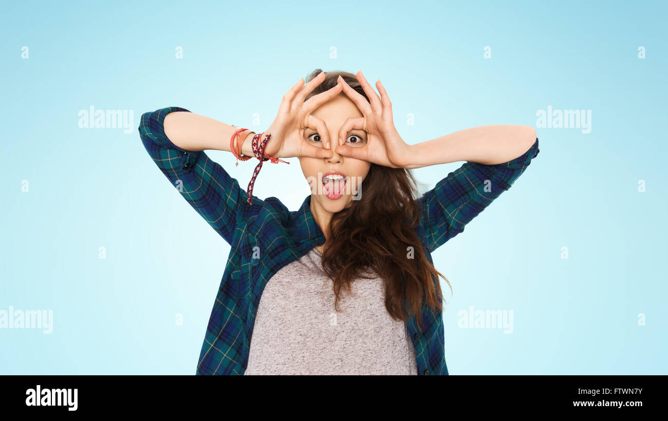 Felice ragazza adolescente rendendo il viso e divertirsi Foto Stock