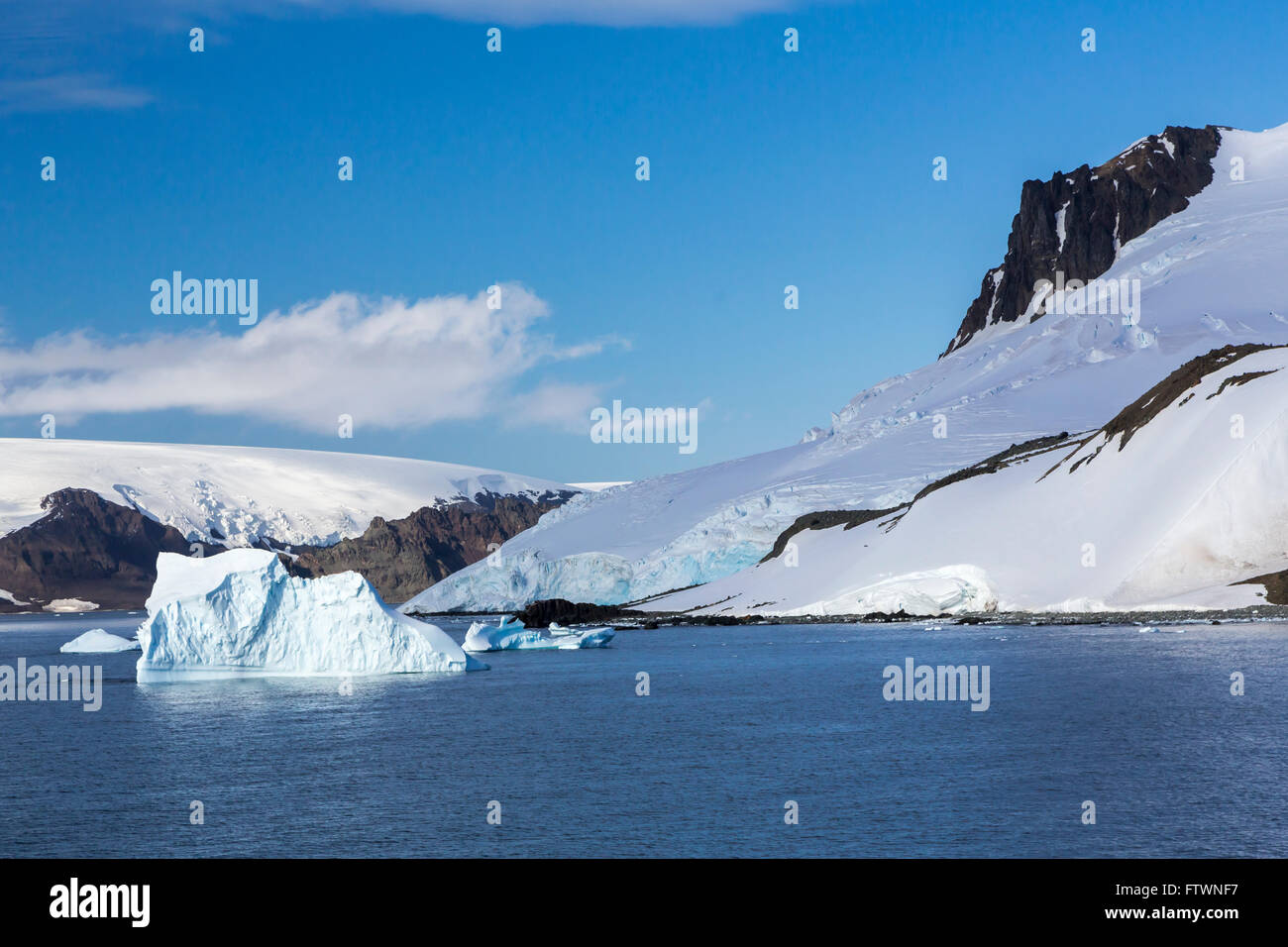 Iceberg e montagne di Admiralty Bay, Penisola Antartica, Antartide. Foto Stock