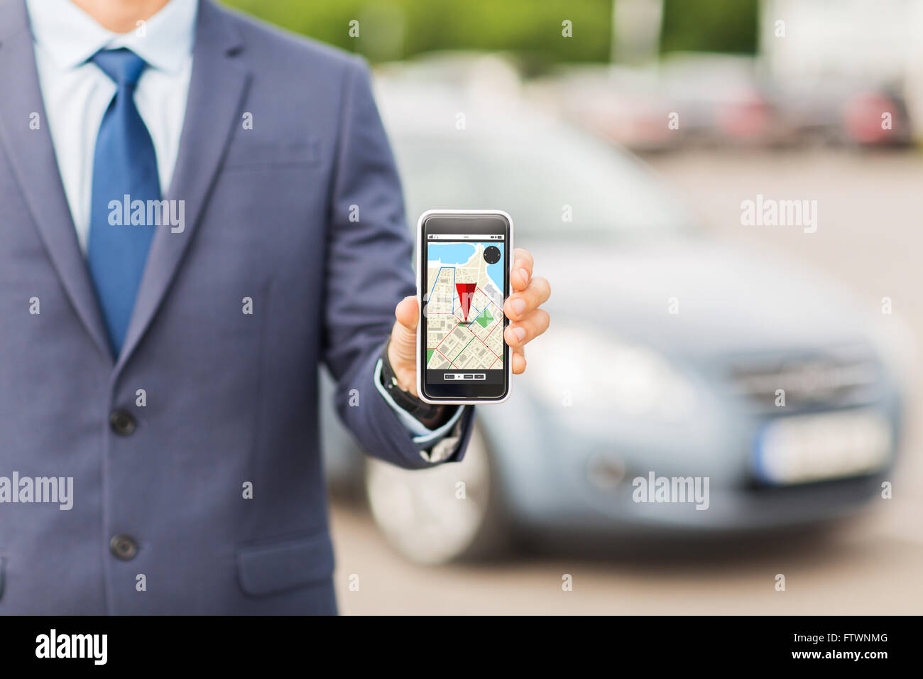 Close up dell uomo d affari con lo smartphone navigator Foto Stock