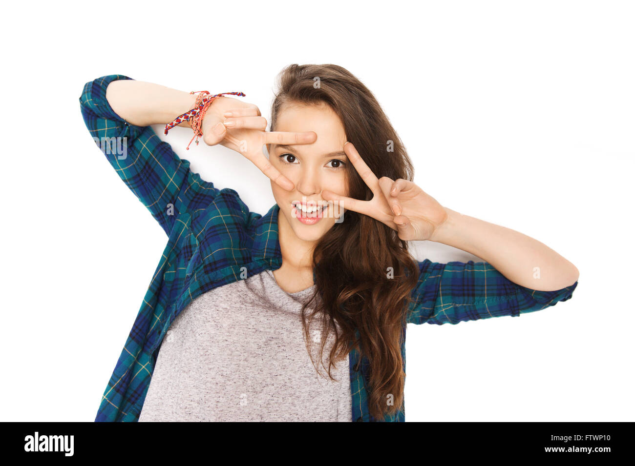 Sorridenti ragazza adolescente che mostra segni di pace Foto Stock