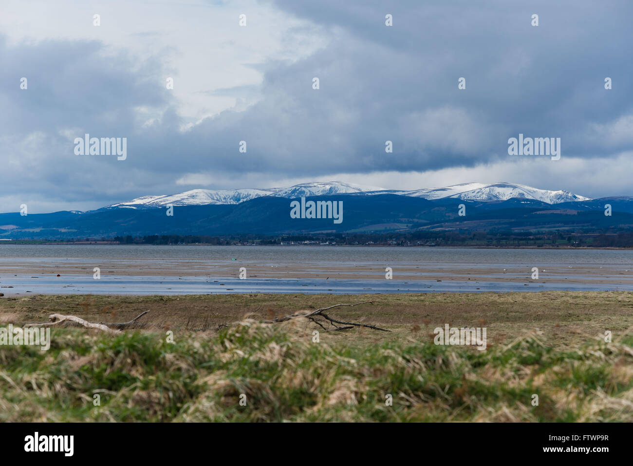 Vista delle montagne a NIgg Cromarty Firth Foto Stock