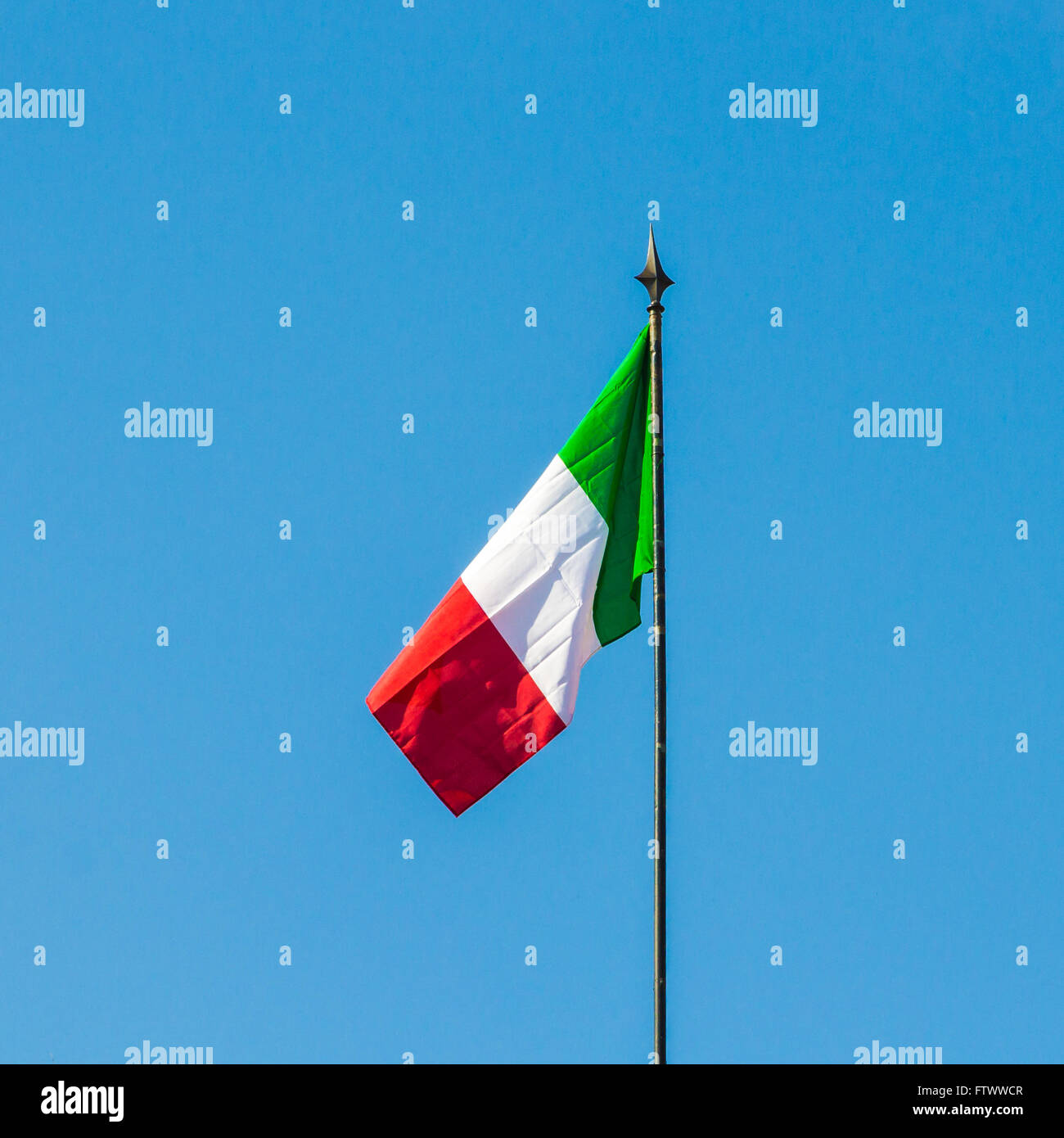 Bandiera italiana di fronte cielo blu Foto Stock