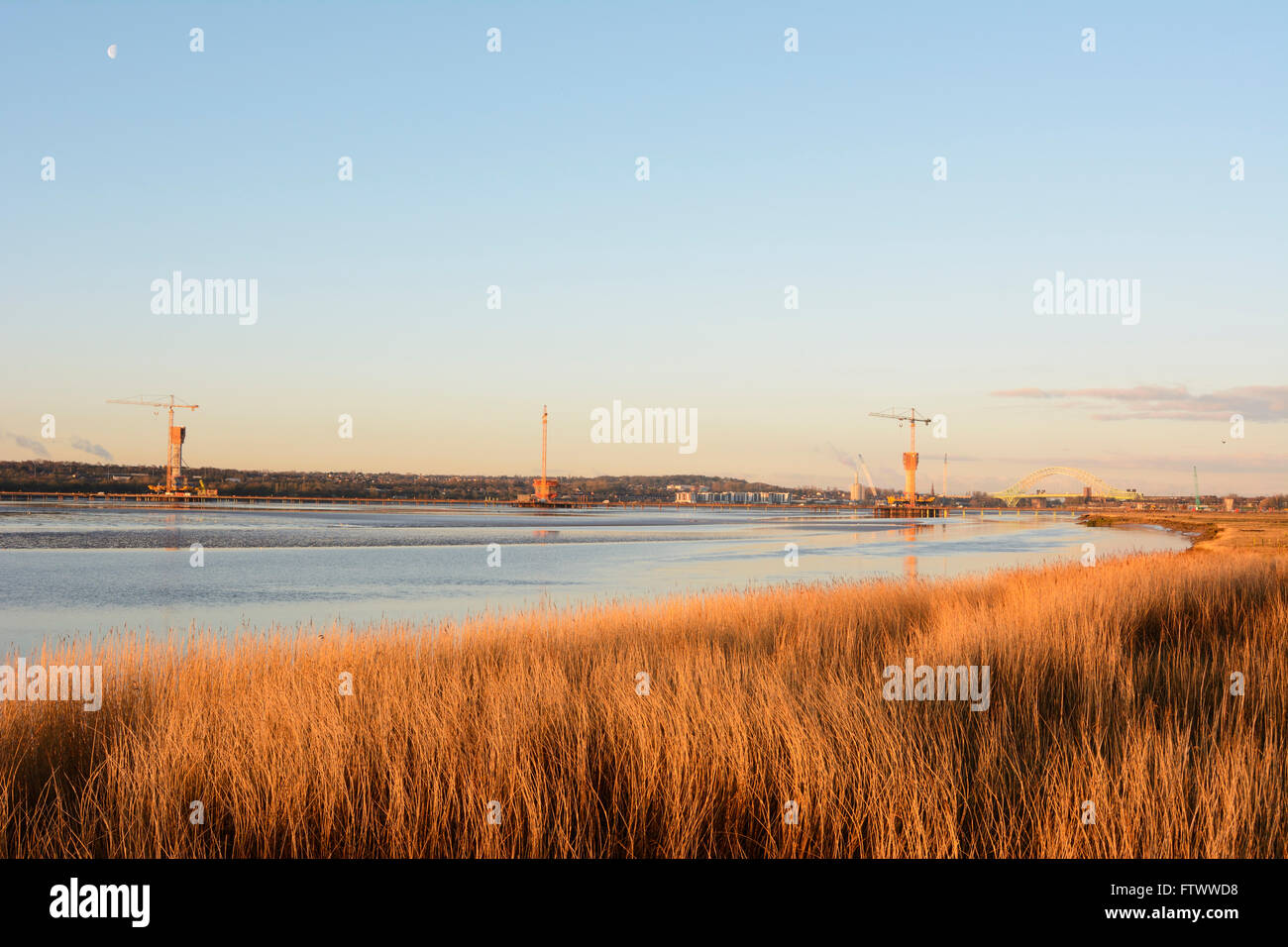 Mersey progetto Gateway. La costruzione di un nuovo ponte sul fiume Mersey a monte del Silver Jubilee Runcorn-Widnes Bridge Foto Stock