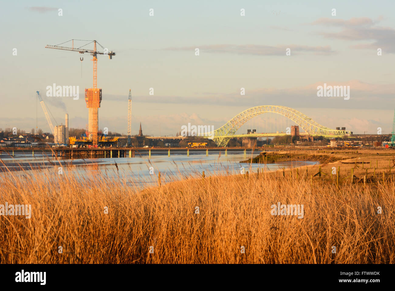 Mersey progetto Gateway. La costruzione di un nuovo ponte sul fiume Mersey a monte del Silver Jubilee Runcorn-Widnes Bridge Foto Stock