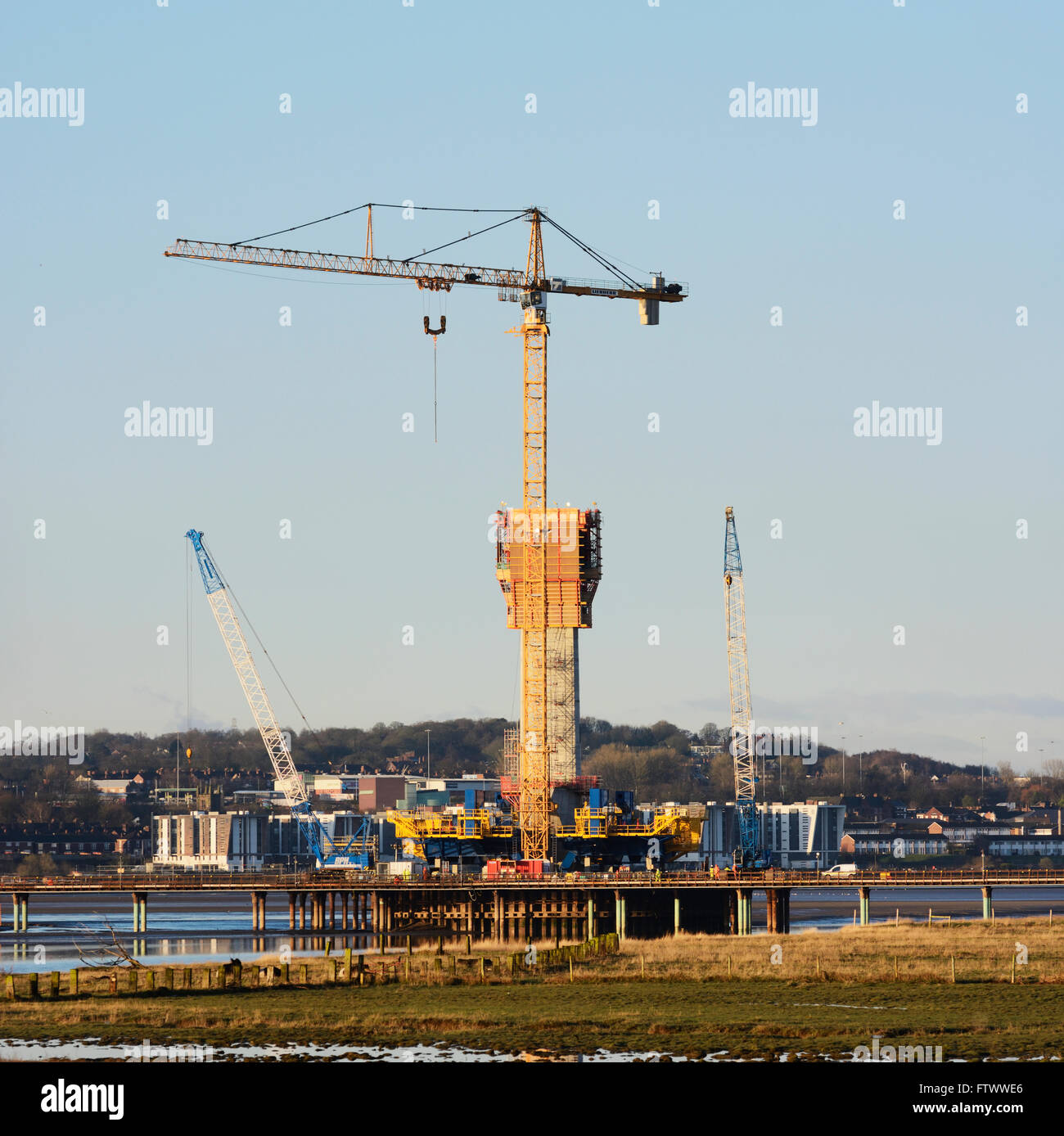 Mersey progetto Gateway. La costruzione di un nuovo ponte sul fiume Mersey a monte del Silver Jubilee Runcorn-Widnes Bridge Foto Stock