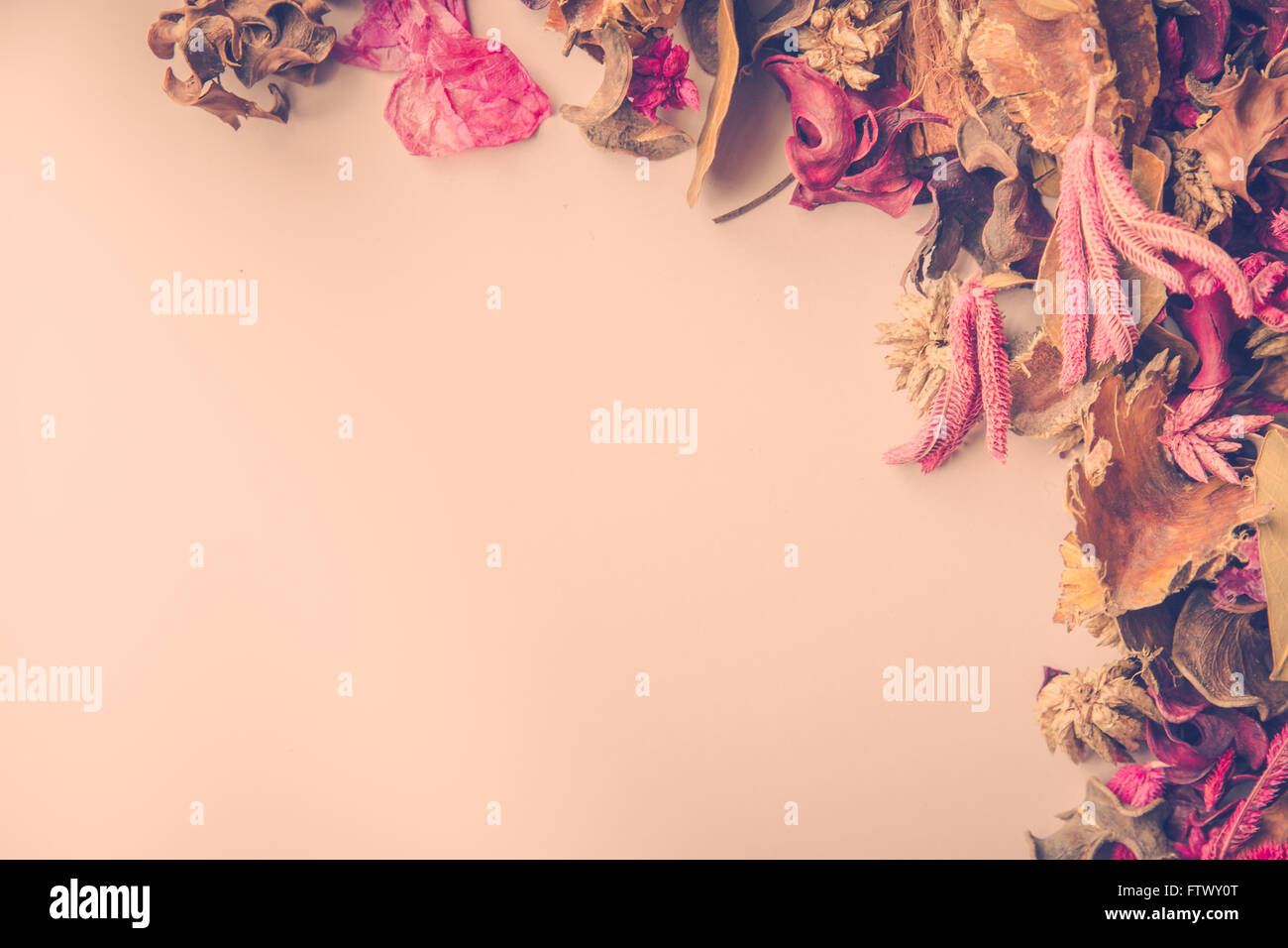 Vintage immagine sfondo con fiori secchi pot-pourri e spazio per la copia. Foto Stock