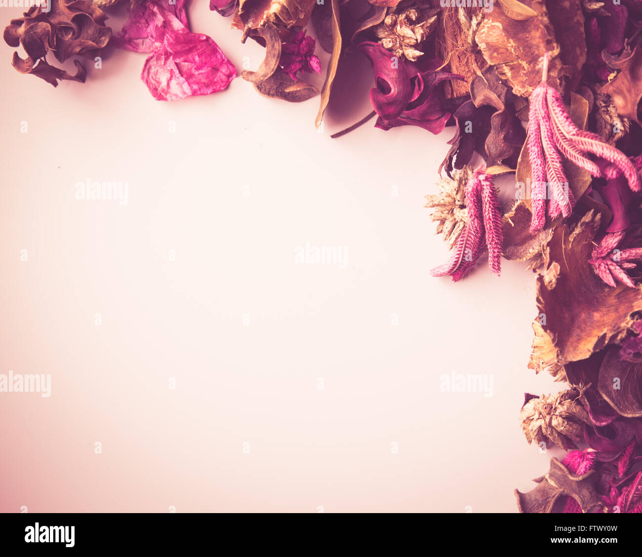 Vintage immagine sfondo con fiori secchi pot-pourri e spazio per la copia. Foto Stock