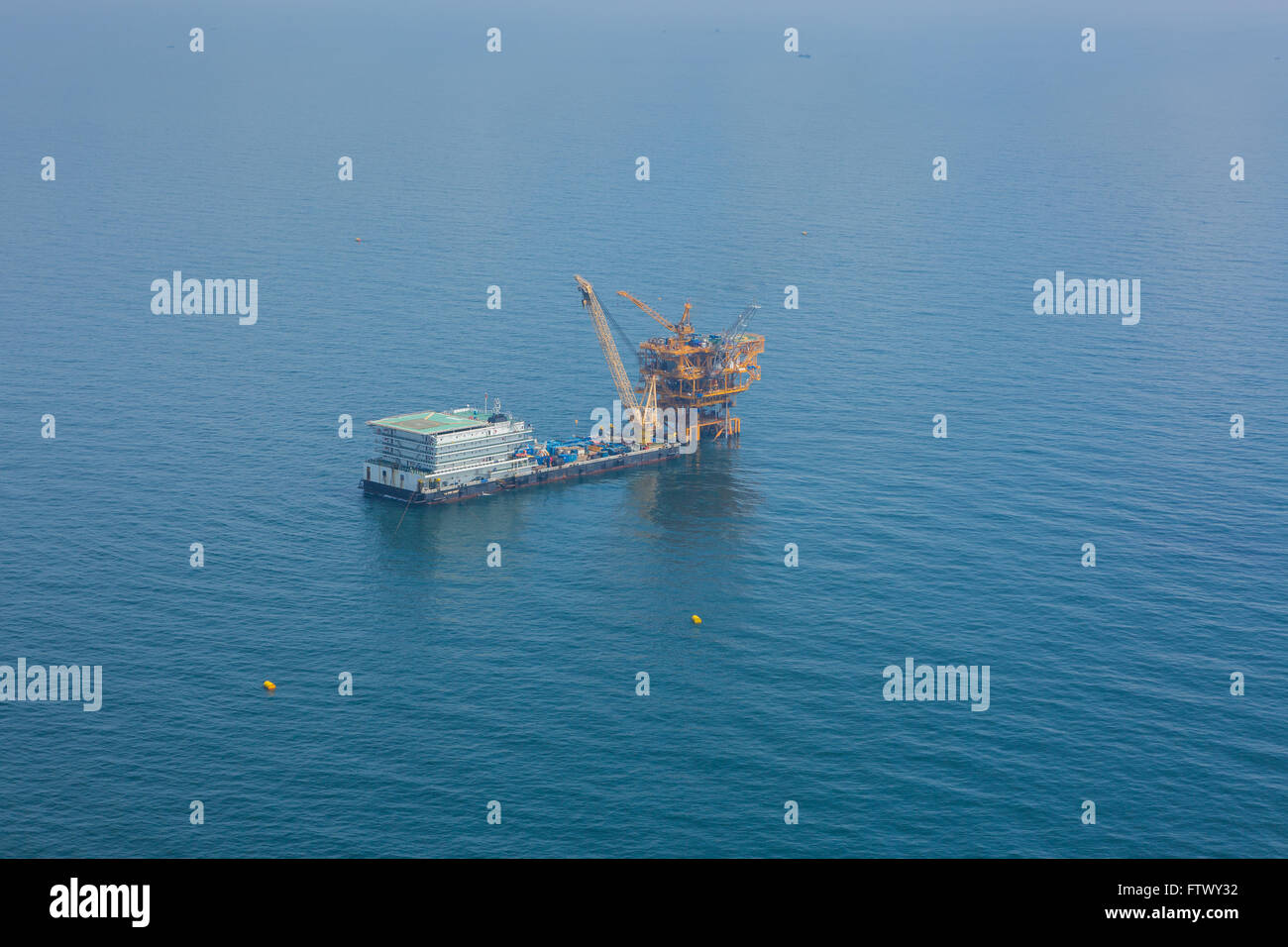 Ripresa aerea della Oil Rig e barge durante la fase di installazione Foto Stock