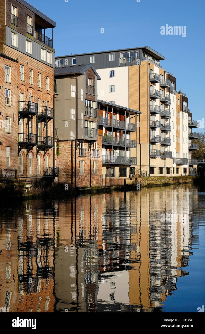Riverside Apartments, fiume Wensum, Norwich, Norfolk, Inghilterra Foto Stock