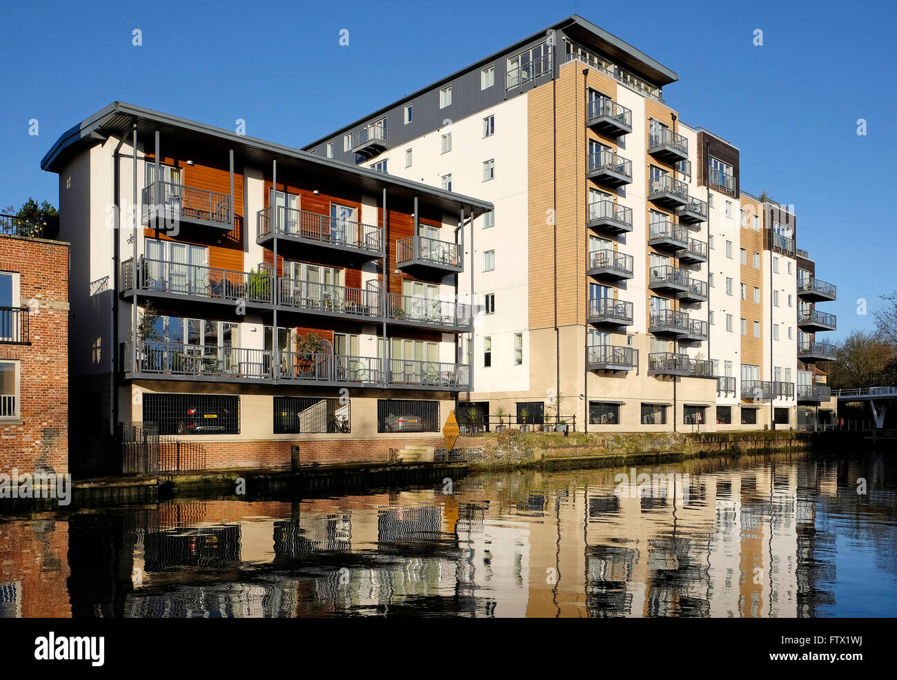 Riverside Apartments, fiume Wensum, Norwich, Norfolk, Inghilterra Foto Stock