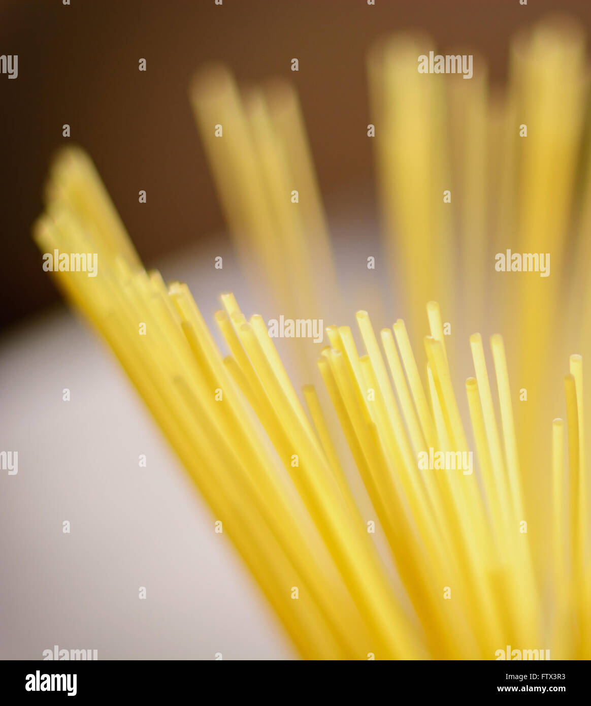 Spaghetti lunghi in un vetro trasparente Foto Stock