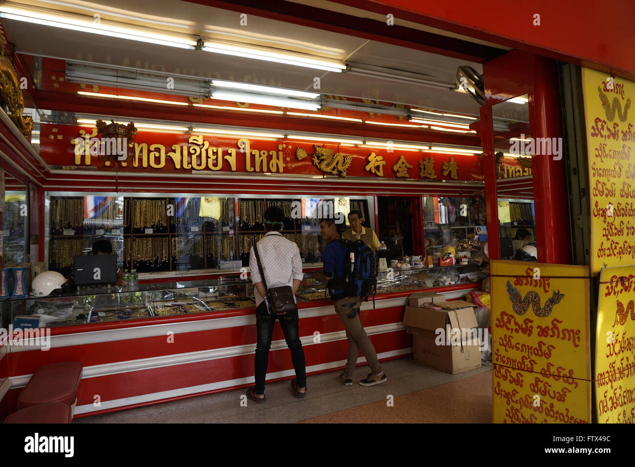 Gioielli in oro shop al mercato Warorat Chinatown, in Chiang Mai Foto Stock