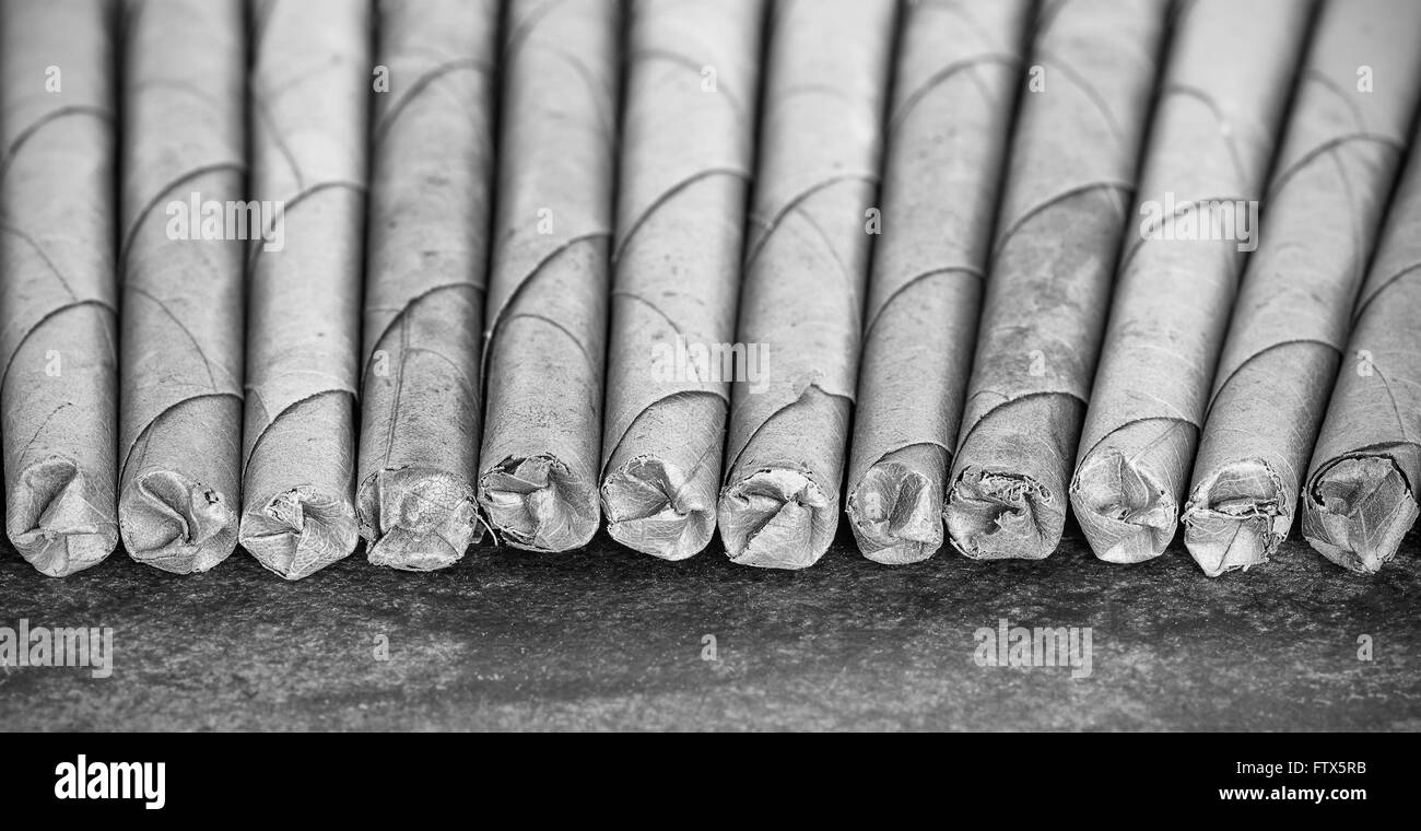 Alto contrasto bianco e nero cheroots, Birmano sigari che sono tradizionali in Birmania e India, la profondità di campo. Foto Stock