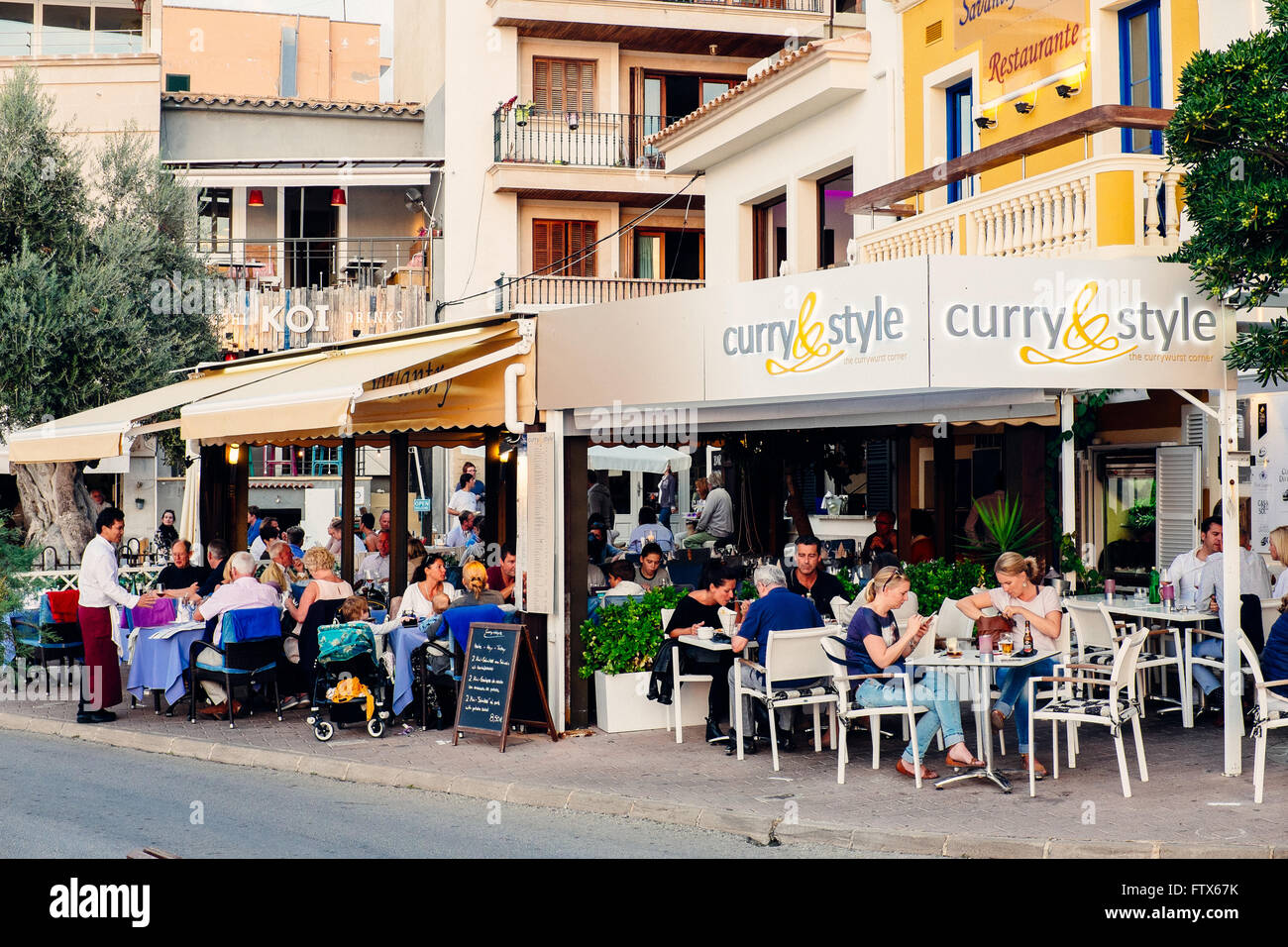 Occupato ristorante curry in Port d'Andratx, Mallorca, Baleares , Spagna Foto Stock
