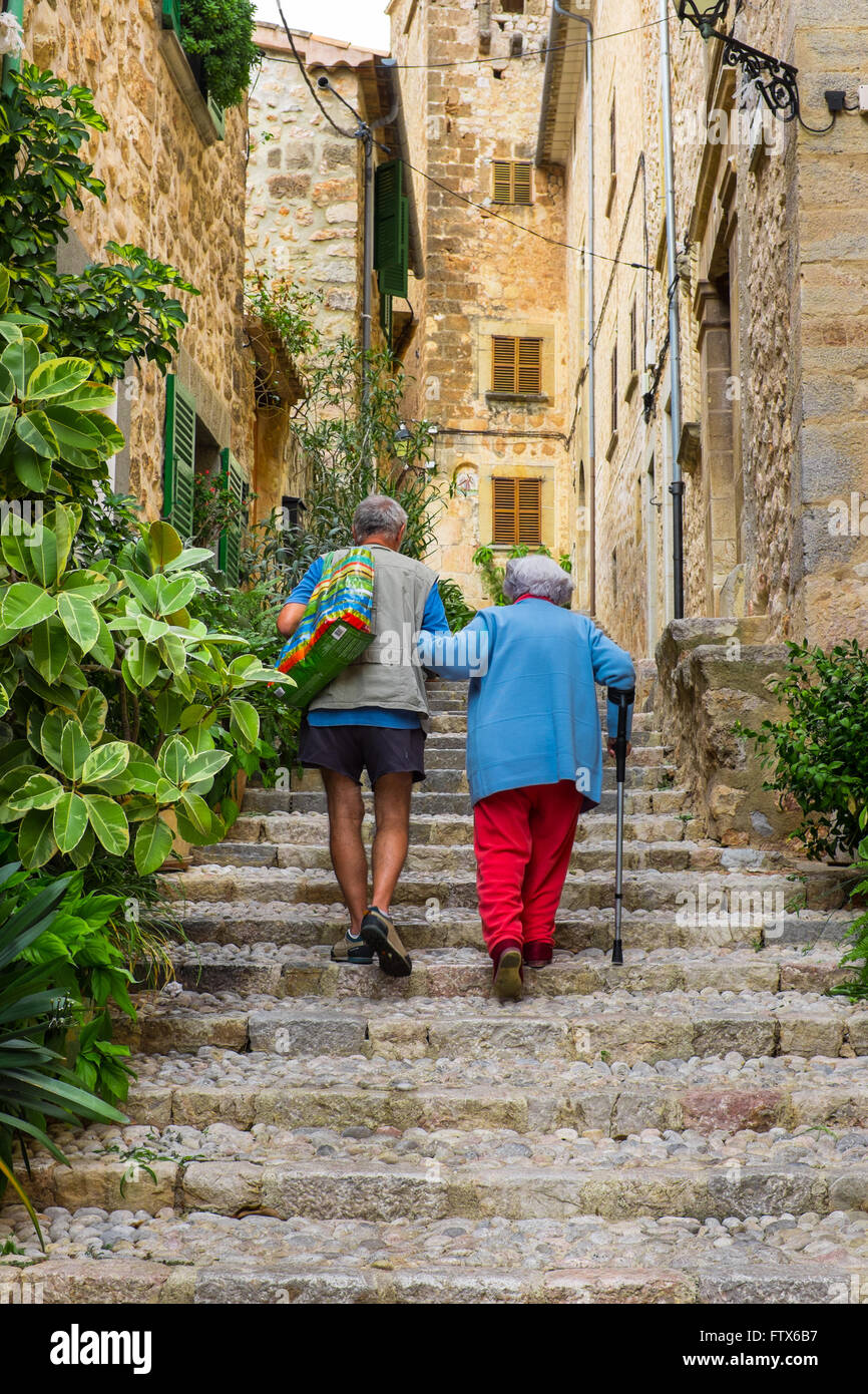 Coppia senior a salire le scale, Mallorca , le Baleari , Spagna ,Valldemossa Foto Stock