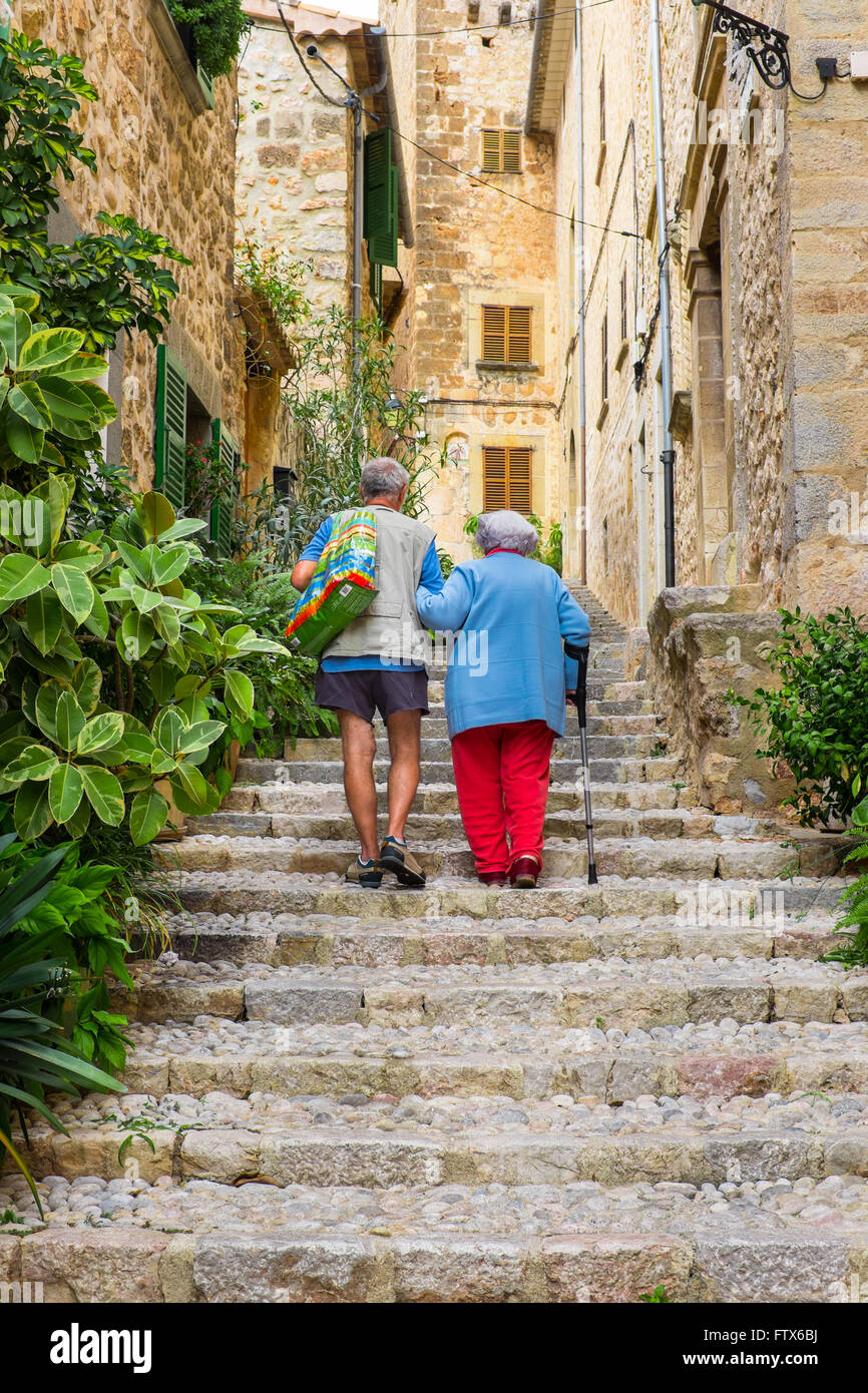 Coppia senior a salire le scale, Mallorca , le Baleari , Spagna ,Valldemossa Foto Stock