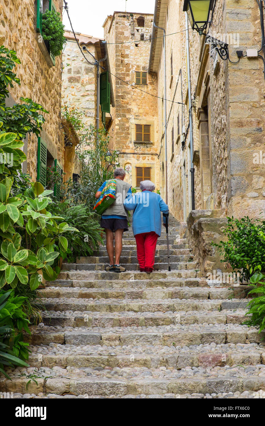 Coppia senior a salire le scale, Mallorca , le Baleari , Spagna ,Valldemossa Foto Stock