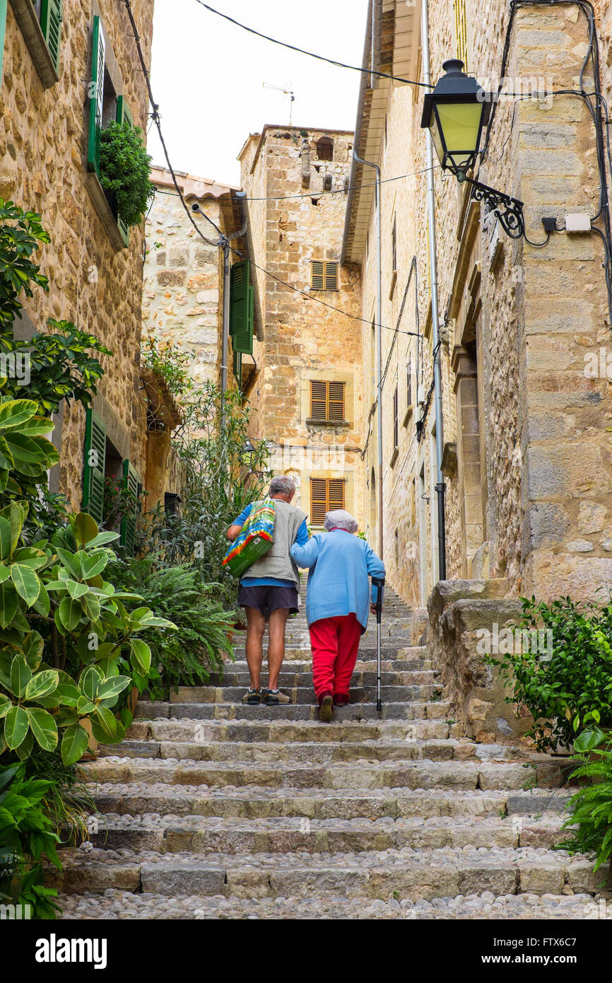 Coppia senior a salire le scale, Mallorca , le Baleari , Spagna ,Valldemossa Foto Stock