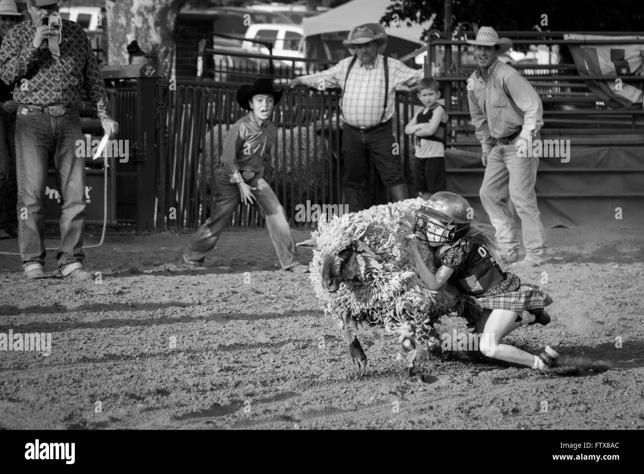 Ragazza giovane in sella a una pecora ad Oklahoma State Fair Foto Stock